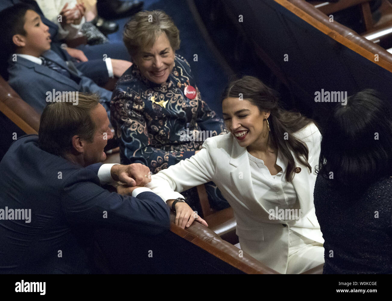Sost. Alessandria Ocasio-Cortez, D-NY, saluta i colleghi del Congresso sul primo giorno del Congresso 116, presso l'U.S. Capitol Building a Washington D.C. il 3 gennaio 2019. Foto di Kevin Dietsch/UPI Foto Stock