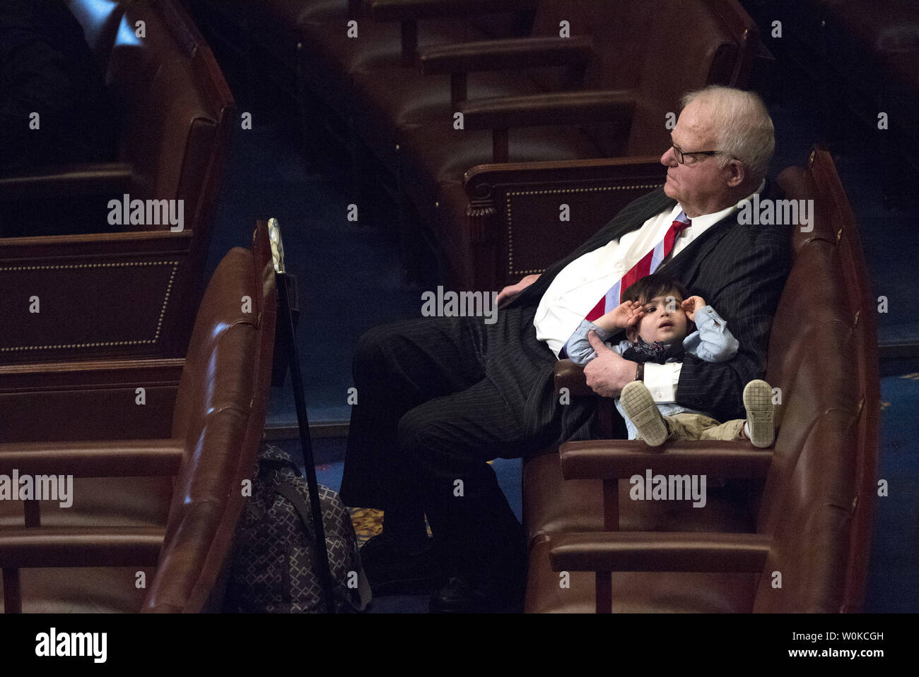 Rep Jim Sensenbrenner, R-WI, si siede con il suo nipote Kevin prima del primo giorno del Congresso 116, presso l'U.S. Capitol Building a Washington D.C. il 3 gennaio 2019. Foto di Kevin Dietsch/UPI Foto Stock