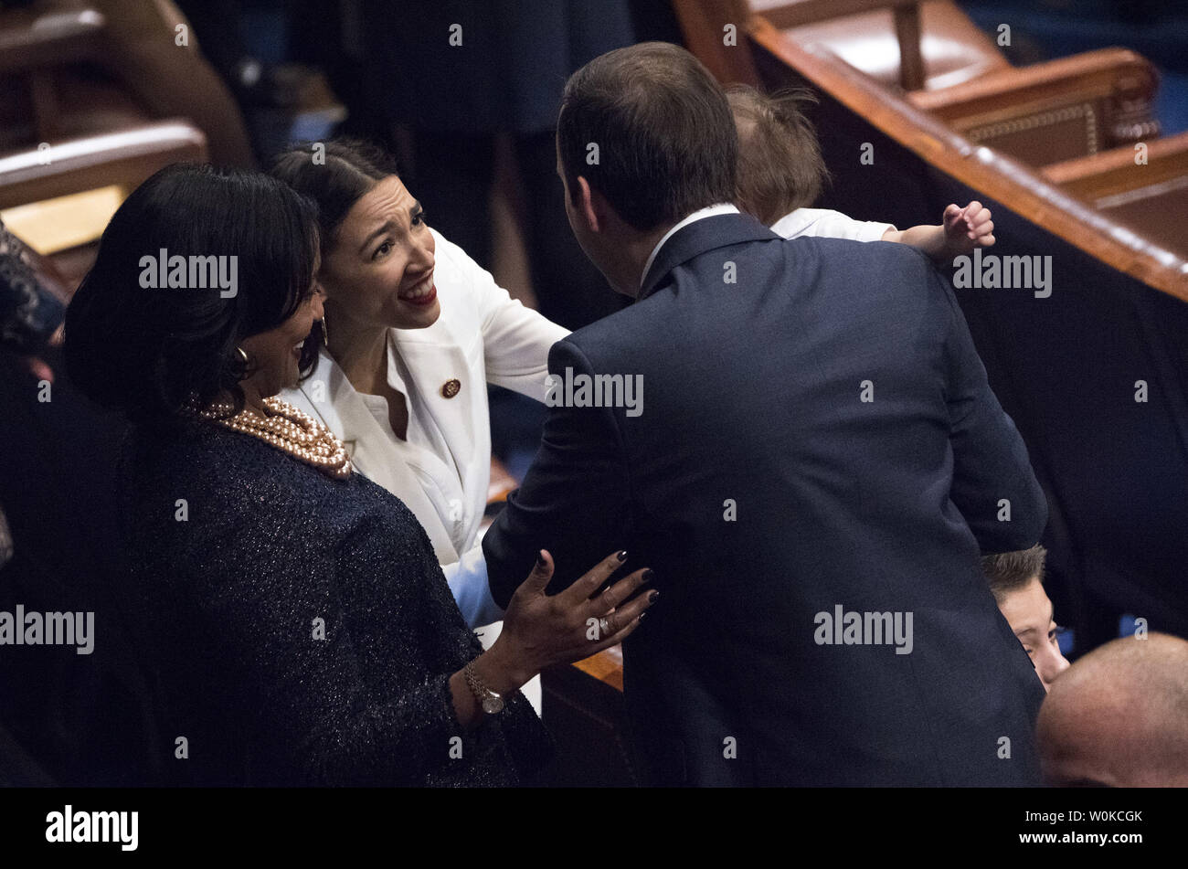 Sost. Alessandria Ocasio-Cortez, D-NY, saluta i colleghi del Congresso sul primo giorno del Congresso 116, presso l'U.S. Capitol Building a Washington D.C. il 3 gennaio 2019. Foto di Kevin Dietsch/UPI Foto Stock