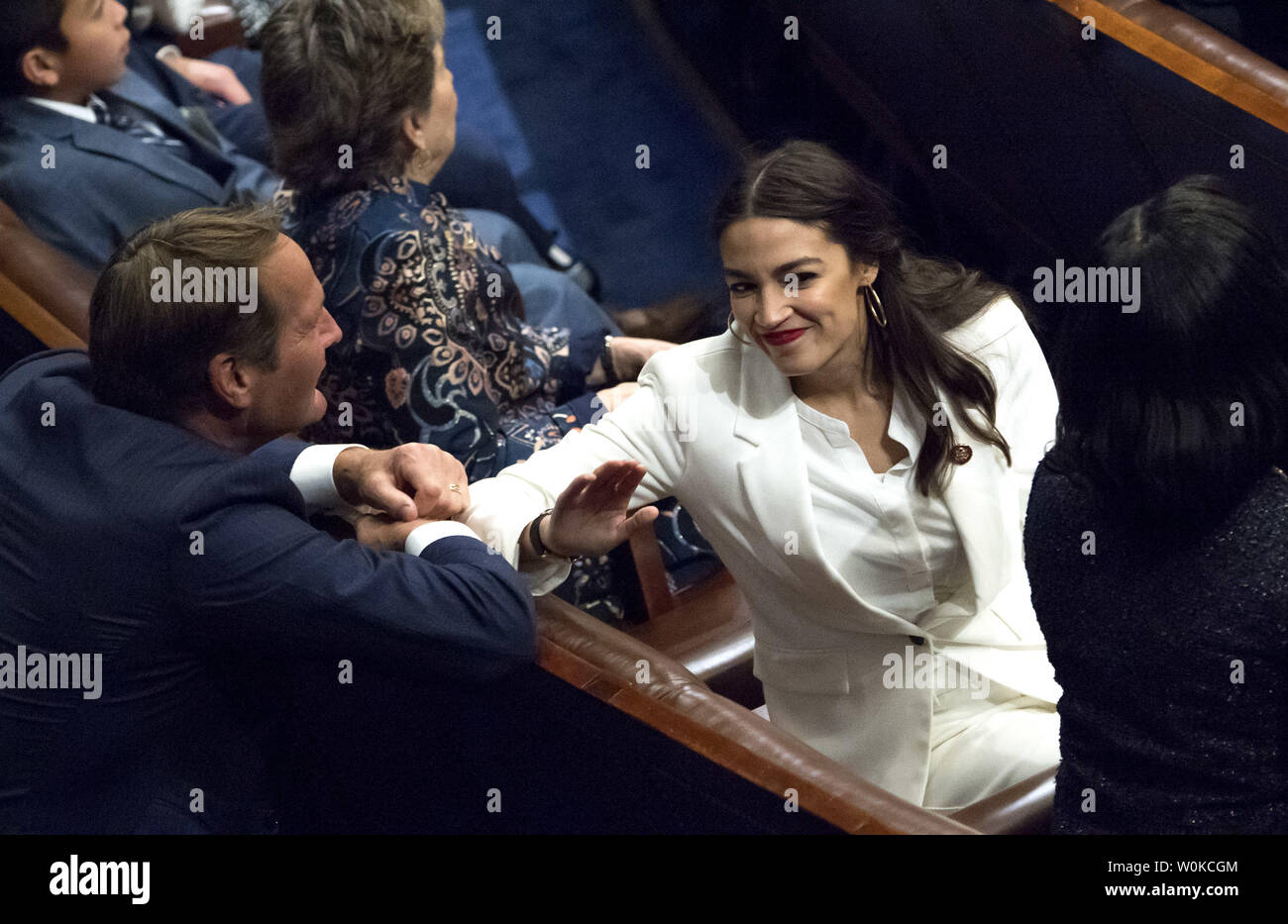 Sost. Alessandria Ocasio-Cortez, D-NY, saluta i colleghi del Congresso sul primo giorno del Congresso 116, presso l'U.S. Capitol Building a Washington D.C. il 3 gennaio 2019. Foto di Kevin Dietsch/UPI Foto Stock