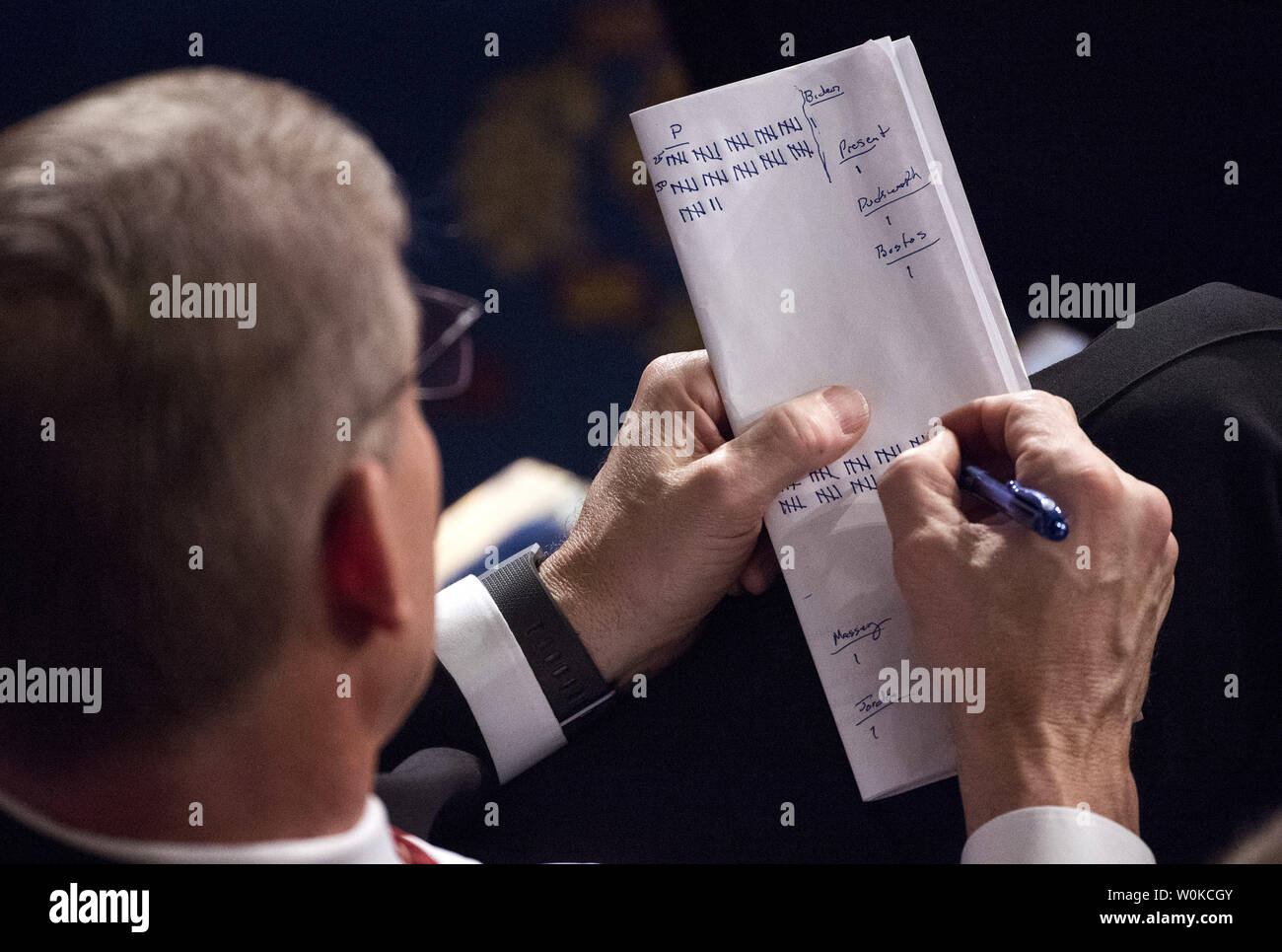 Un membro del congresso mantiene un conteggio del voto degli altoparlanti durante il primo giorno del 116Congresso, presso l'U.S. Capitol Building a Washington D.C. il 3 gennaio 2019. Foto di Kevin Dietsch/UPI Foto Stock