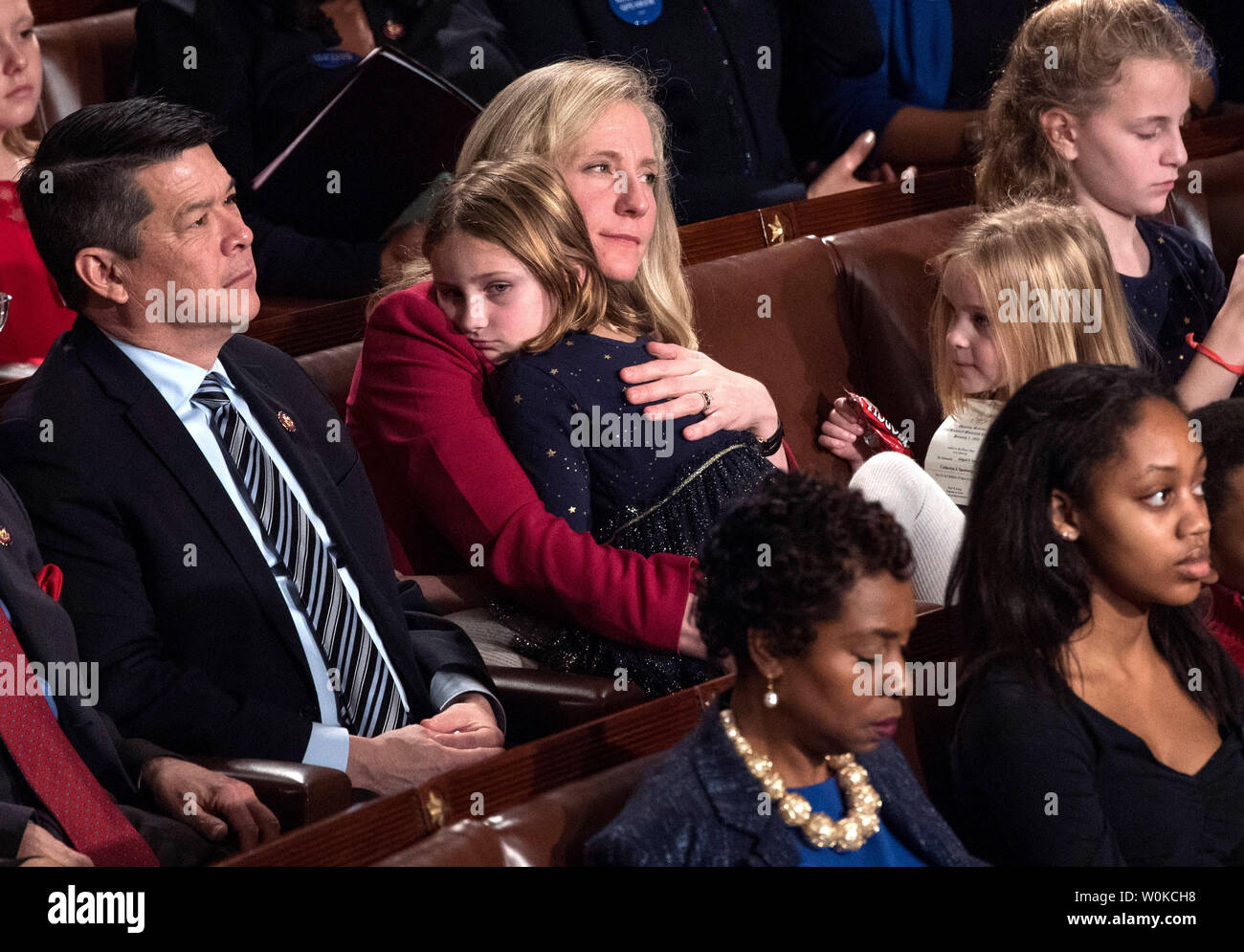 Sost. Abigail Spanberger, D-VA, detiene la figlia durante la sessione di apertura del Congresso 116, presso l'U.S. Capitol Building a Washington D.C. il 3 gennaio 2019. Foto di Kevin Dietsch/UPI Foto Stock