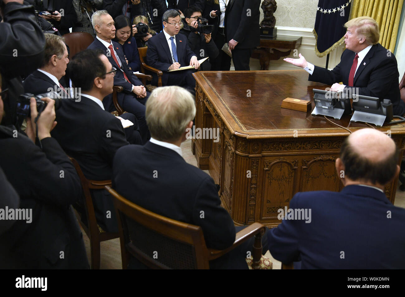 Presidente Donald Trump (R) rende il commento durante una riunione con un commercio cinese delegazione guidata dal vice Premier Liu He (L, sfondo) come rappresentante del commercio degli Stati Uniti Robert Lighthizer (L, primo piano) e segretario del Tesoro Steven Mnuchin (2nd, L, primo piano) partecipare alla Casa Bianca di Washington, DC, 31 gennaio 2019. Trump ha fissato la scadenza del 1 marzo per la risoluzione di vari problemi commerciali prima di tariffe sono imposti sulle importazioni cinesi in America. Foto di Mike Theiler/UPI Foto Stock