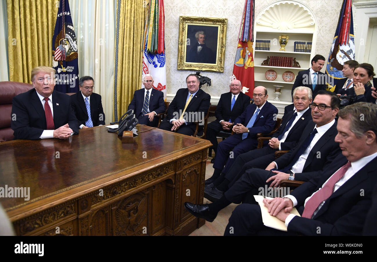 Presidente Donald Trump (L) conclude un incontro sul commercio cinese con funzionari della pubblica amministrazione (L-R) Vice Presidente Mike Pence, Segretario di Stato Mike Pompeo, Segretario per l'agricoltura Sonny Perdue, commercio Segretario Wilbur Ross, il commercio e la fabbricazione di Assistant Peter Navarro, Segretario del Tesoro Steven Mnuchin e rappresentante del commercio degli Stati Uniti Robert Lighthizer, alla Casa Bianca di Washington, DC, 31 gennaio 2019. Trump ha fissato la scadenza del 1 marzo per la risoluzione di vari problemi commerciali prima di tariffe sono imposti sulle importazioni cinesi in America. Foto di Mike Theiler/UPI Foto Stock