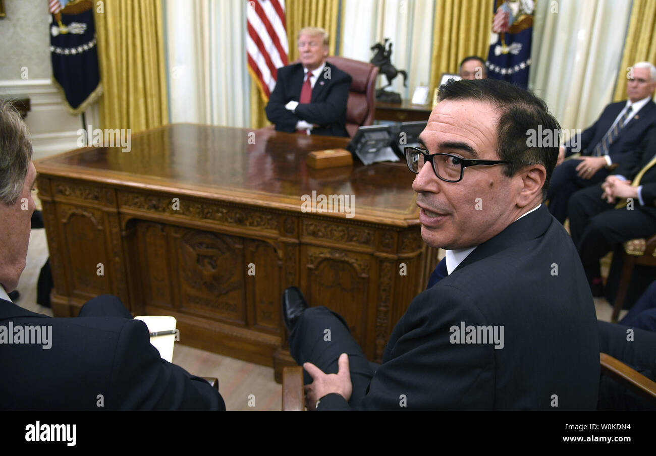 Il segretario al Tesoro sette Mnuchin (R) risponde ad un reporter la questione al termine di un incontro con il presidente Donald Trump (C) con un commercio cinese delegazione, alla Casa Bianca di Washington, DC, 31 gennaio 2019. Trump ha fissato la scadenza del 1 marzo per la risoluzione di vari problemi commerciali prima di tariffe sono imposti sulle importazioni cinesi in America. Foto di Mike Theiler/UPI Foto Stock