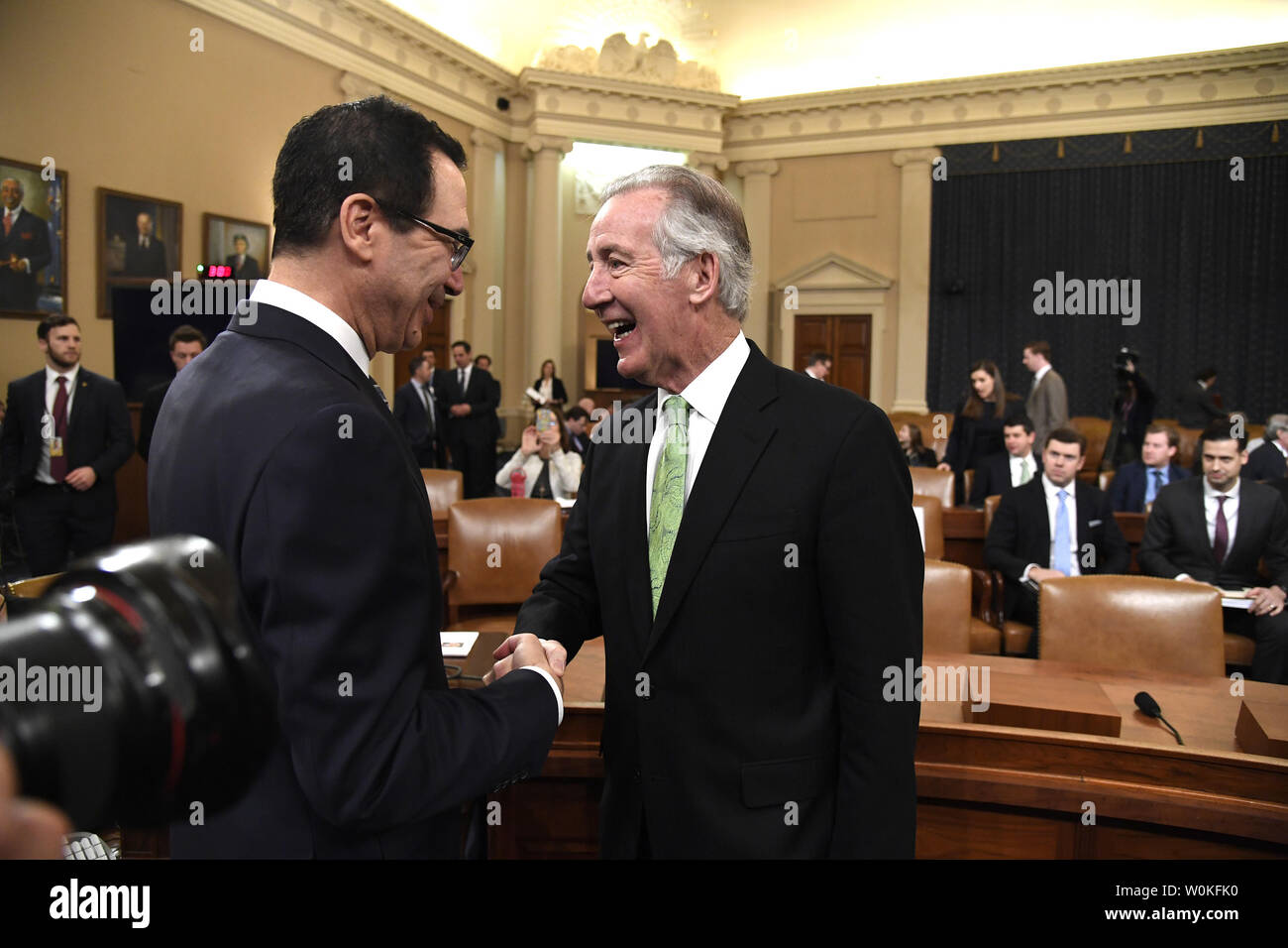 Il segretario al Tesoro Steven Mnuchin (L) Casa saluta i modi e i mezzi di presidente della Commissione Parlamentare Richard Neal del Massachusetts prima di testimoniare il presidente Donald Trump's FY 2020 proposta di bilancio, sul colle del Campidoglio, 14 marzo 2019, a Washington, DC. Il record di $4,75 trilioni di bilancio prevede aumenti di spesa per la difesa e dei tagli in alcuni programmi sociali. Foto di Mike Theiler/UPI Foto Stock