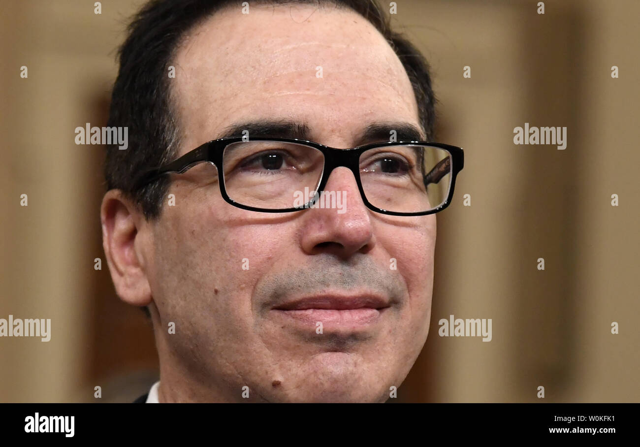 Il segretario al Tesoro Steven Mnuchin attende di testimoniare il presidente Donald Trump's FY 2020 proposta di bilancio, sul colle del Campidoglio, 14 marzo 2019, a Washington, DC. Il record di $4,75 trilioni di bilancio prevede aumenti di spesa per la difesa e dei tagli in alcuni programmi sociali. Foto di Mike Theiler/UPI Foto Stock
