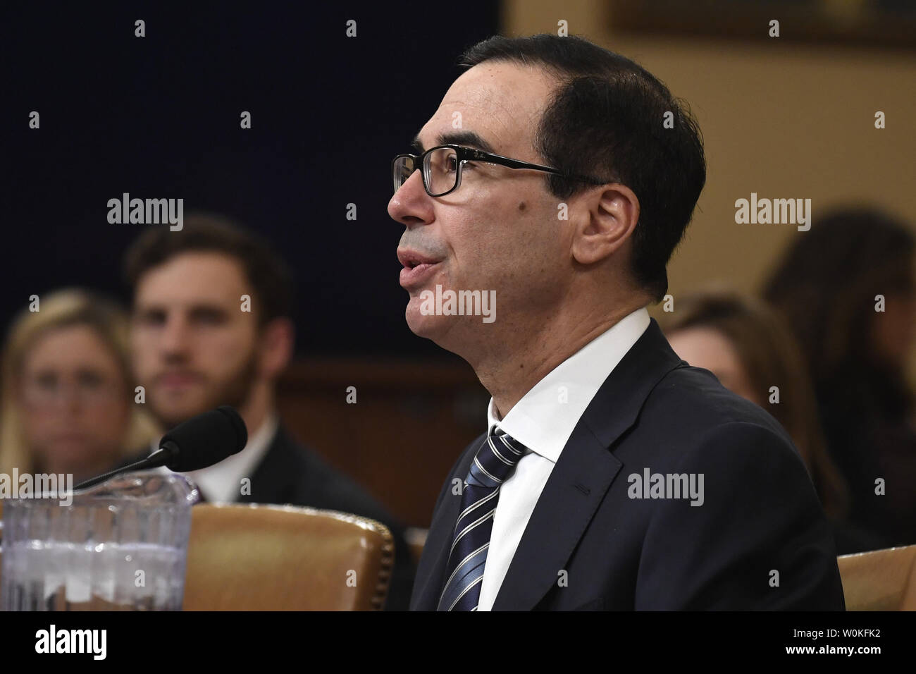 Il segretario al Tesoro Steven Mnuchin testimonia davanti alla casa modi e mezzi comitato il presidente Donald Trump's FY 2020 proposta di bilancio, sul colle del Campidoglio, 14 marzo 2019, a Washington, DC. Il record di $4,75 trilioni di bilancio prevede aumenti di spesa per la difesa e dei tagli in alcuni programmi sociali. Foto di Mike Theiler/UPI Foto Stock