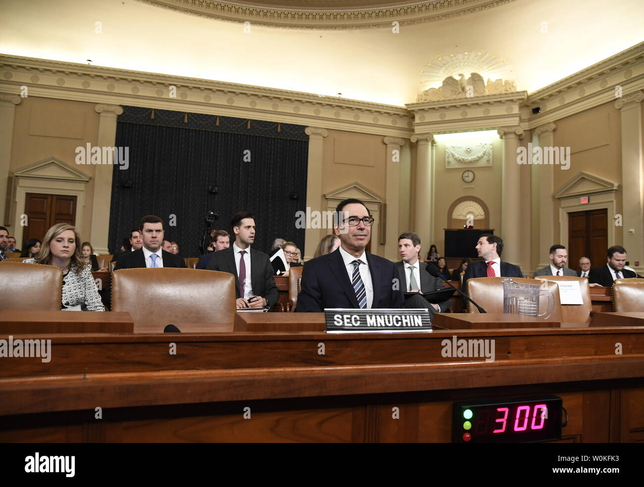 Il segretario al Tesoro Steven Mnuchin attende di testimoniare il presidente Donald Trump's FY 2020 proposta di bilancio, sul colle del Campidoglio, 14 marzo 2019, a Washington, DC. Il record di $4,75 trilioni di bilancio prevede aumenti di spesa per la difesa e dei tagli in alcuni programmi sociali. Foto di Mike Theiler/UPI Foto Stock