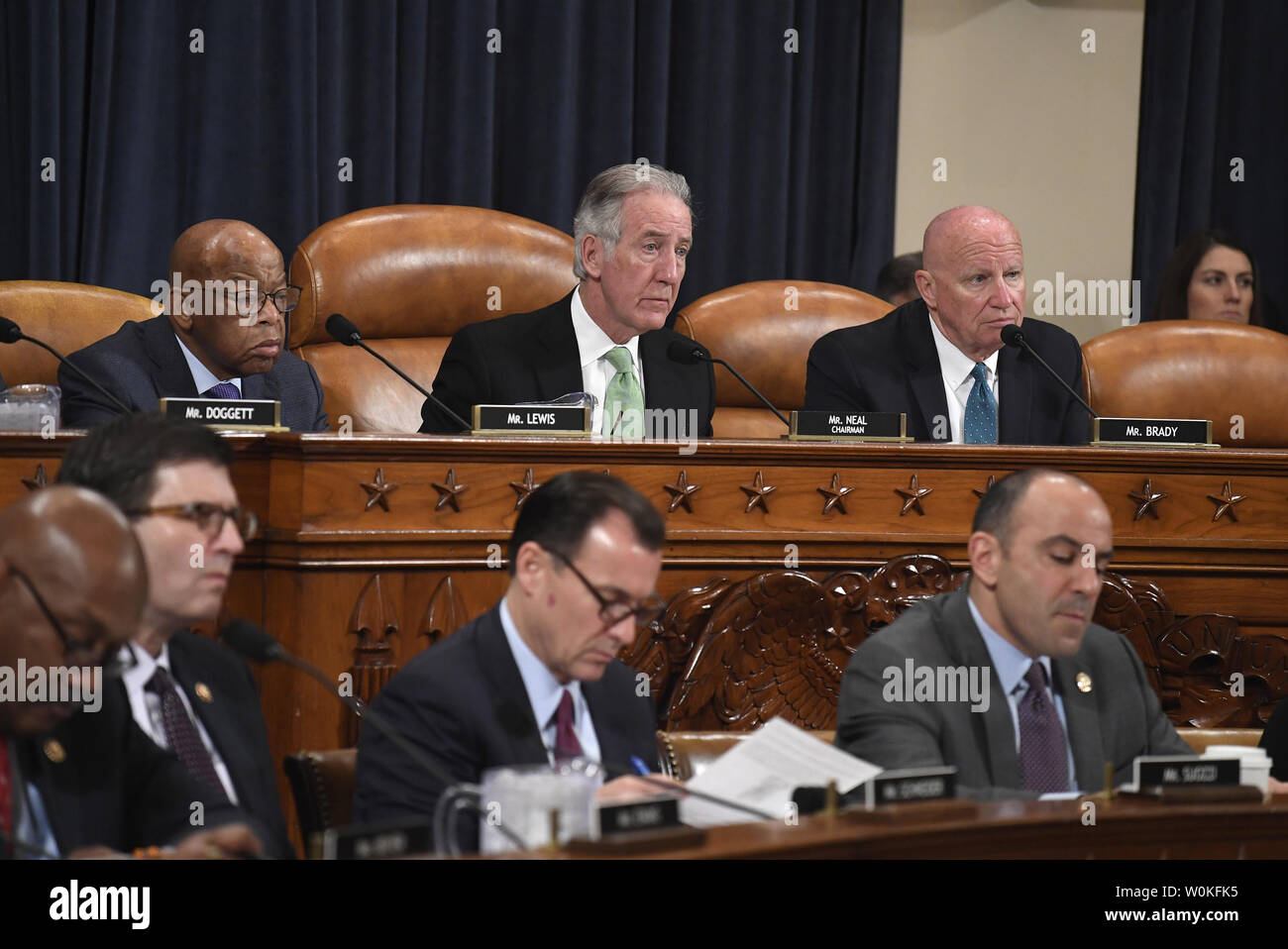 Casa modi e mezzi di presidente della Commissione Parlamentare Richard Neal del Massachusetts (C) ascolta la testimonianza dal segretario al Tesoro Steven Mnuchin lungo con classifica il repubblicano Kevin Brady (R) del Texas e sost. John Lewis di Georgia, il presidente Donald Trump's FY 2020 proposta di bilancio, sul colle del Campidoglio, 14 marzo 2019, a Washington, DC. Il record di $4,75 trilioni di bilancio prevede aumenti di spesa per la difesa e dei tagli in alcuni programmi sociali. Foto di Mike Theiler/UPI Foto Stock
