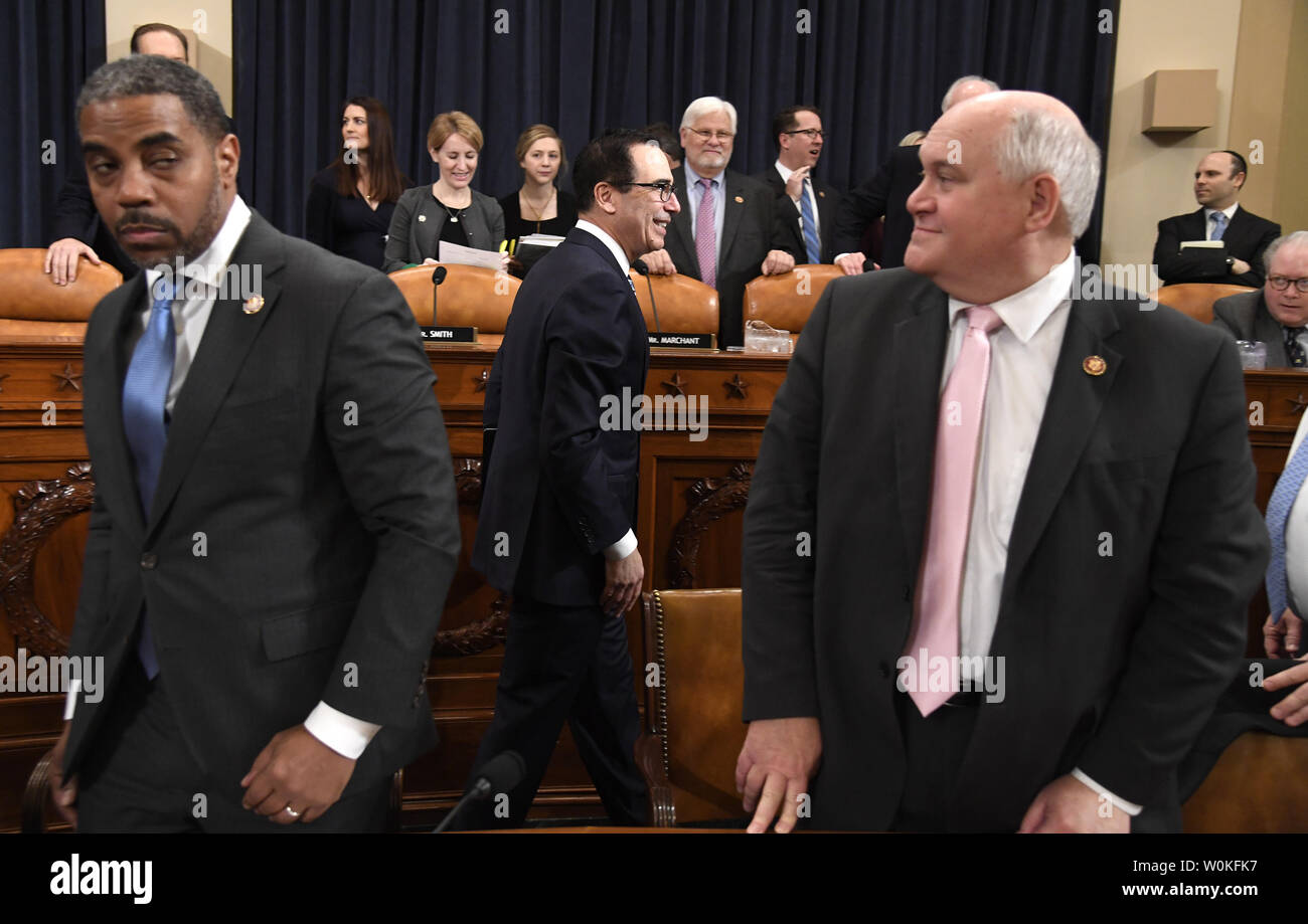 Il segretario al Tesoro Steven Mnuchin (C) rende il suo modo in passato casa i modi e i mezzi i membri del Comitato come egli arriva a deporre il Presidente Donald Trump's FY 2020 proposta di bilancio, sul colle del Campidoglio, 14 marzo 2019, a Washington, DC. Il record di $4,75 trilioni di bilancio prevede aumenti di spesa per la difesa e dei tagli in alcuni programmi sociali. Foto di Mike Theiler/UPI Foto Stock