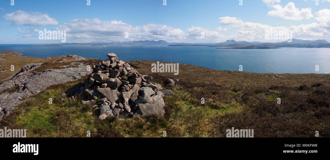 Cairn sul vertice di Meall nam meallan, Gruinard bay Foto Stock