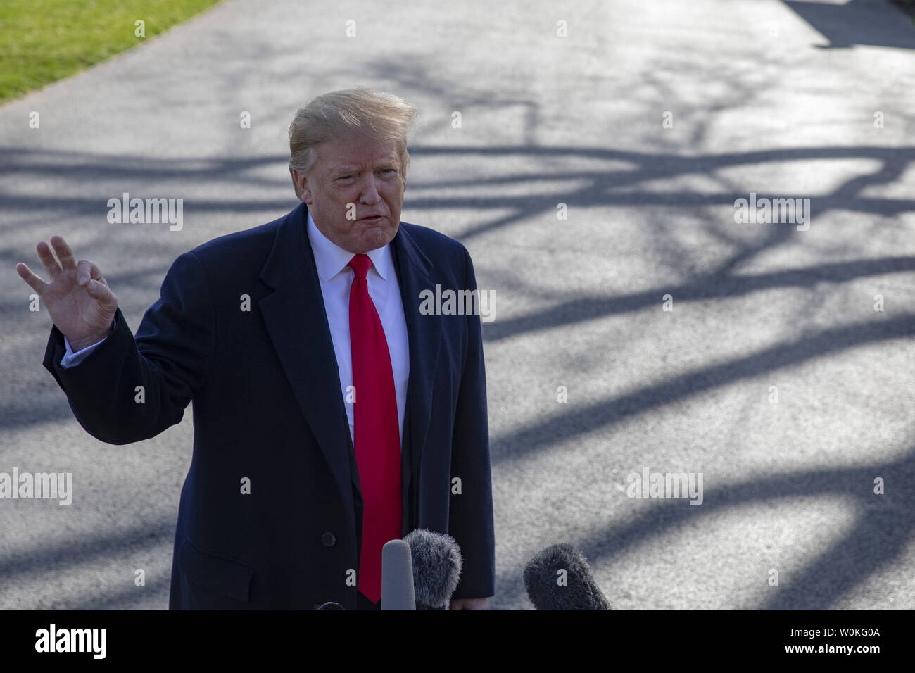 Presidente Donald Trump parla ai media come egli si diparte la Casa Bianca per un rally in Michigan su Marzo 22, 2019 a Washington D.C. Foto di Tasos Katopodis/UPI Foto Stock