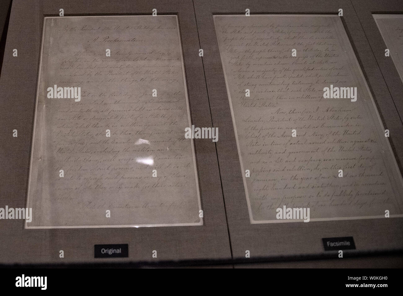 Il Proclama di emancipazione è sul display come una speciale esposizione di segnare la sua 156anniversario presso il National Archives Museum di Washington il 15 aprile 2019. Il presidente Abraham Lincoln ha rilasciato la proclamazione del 22 settembre 1962 che ha liberato gli schiavi su Gennaio 1, 1863. Il documento può essere visualizzata solo per 36 ore di un anno per preservare e sul display con l'Emancipazione DC atto di Aprile 16, 1862. Foto di Pat Benic/UPI Foto Stock