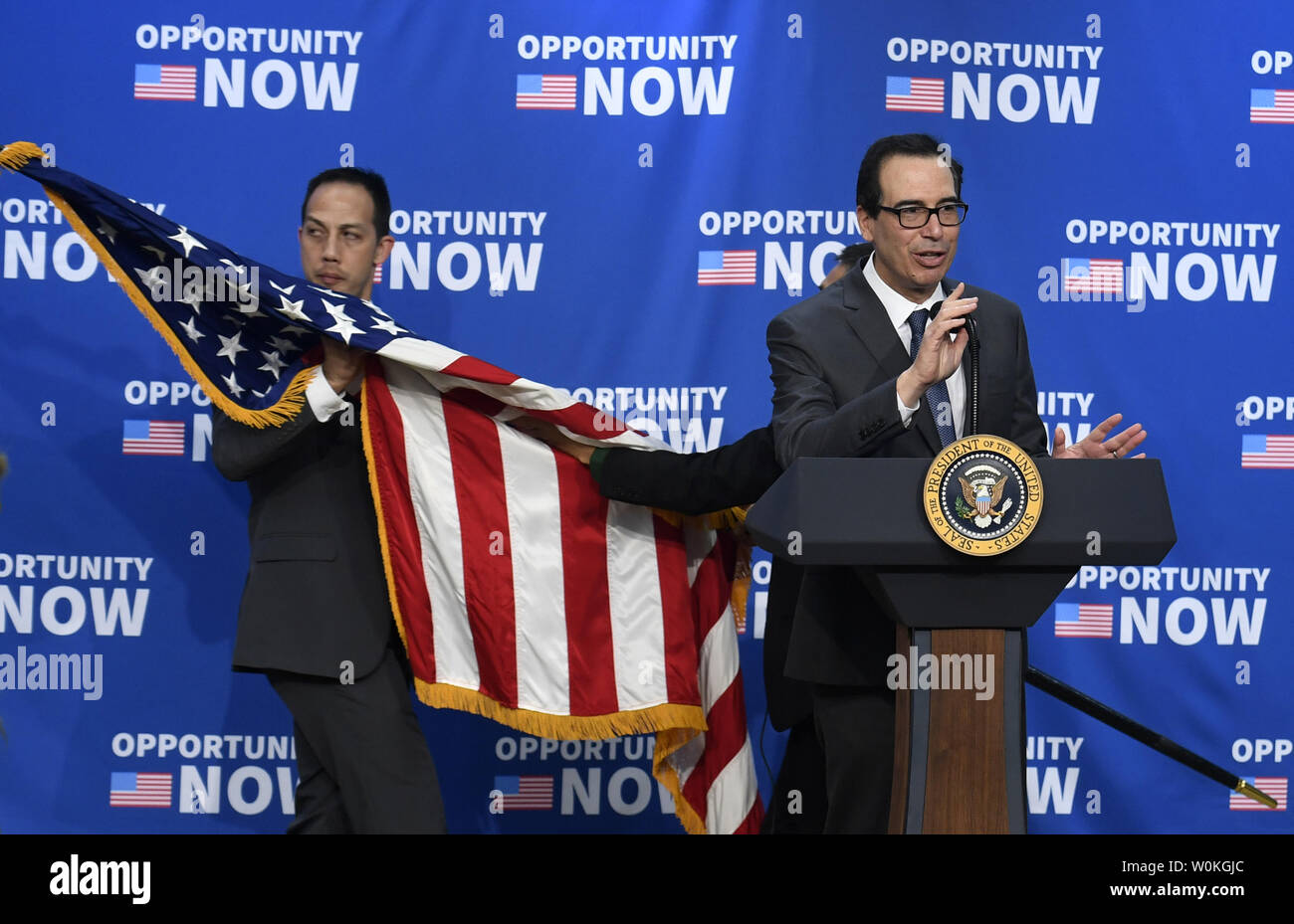 Noi Segretario del Tesoro Steven Mnuchin rende commento come aiutanti per impostare la fase di presidente Donald Trump's arrivo durante un'opportunità conferenza di zona, Washington DC, 17 aprile 2019. L'evento ha portato lo stato e gli enti tribali e i leader della comunità insieme per promuovere le opportunità di business. Foto di Mike Theiler/UPI Foto Stock