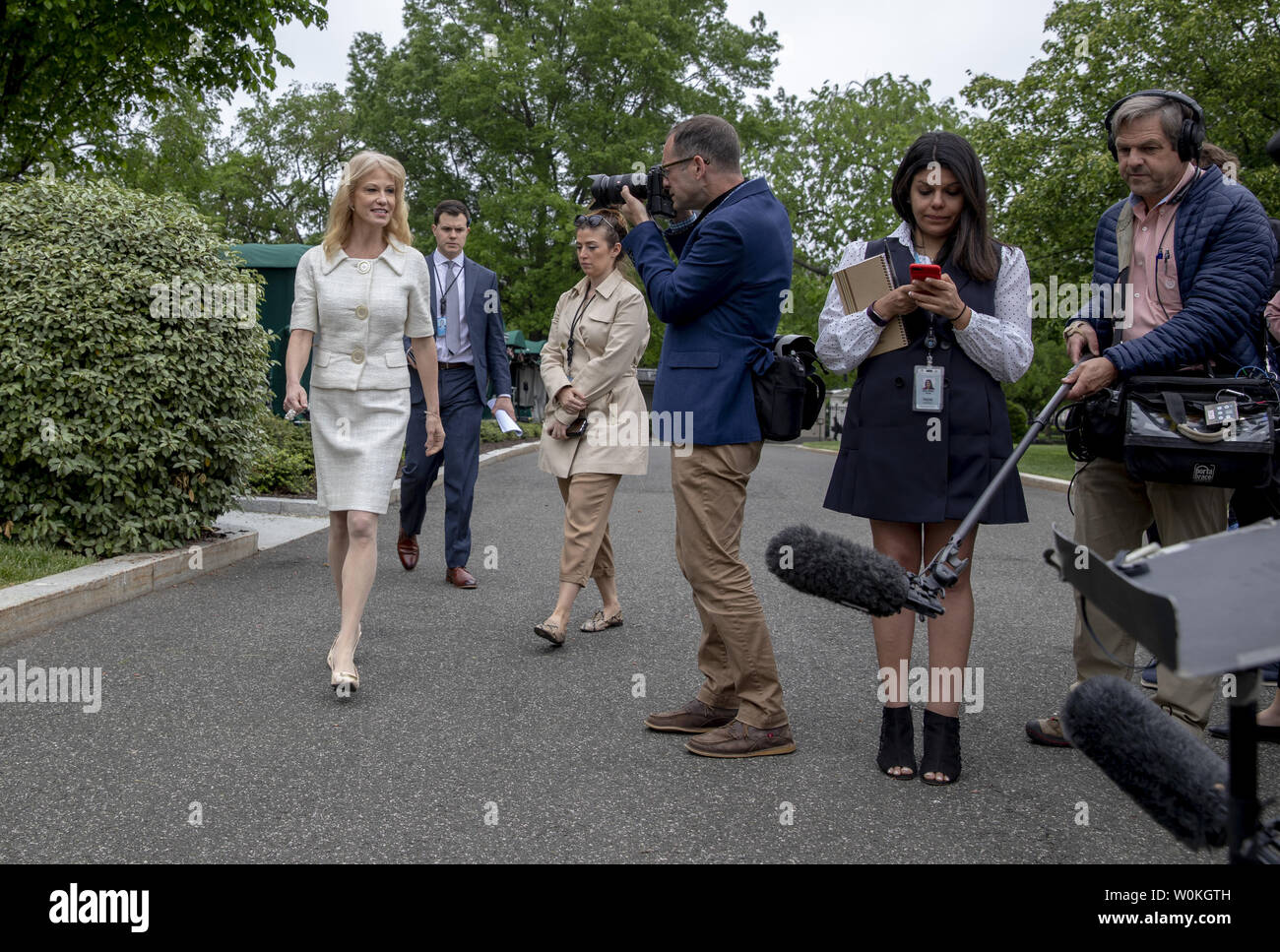 Kellyanne Conway, senior advisor per Stati Uniti Presidente Donald Trump parla di media al di fuori della Casa Bianca il 1 maggio 2019 a Washington D.C. Foto di Tasos Katopodis/UPI Foto Stock