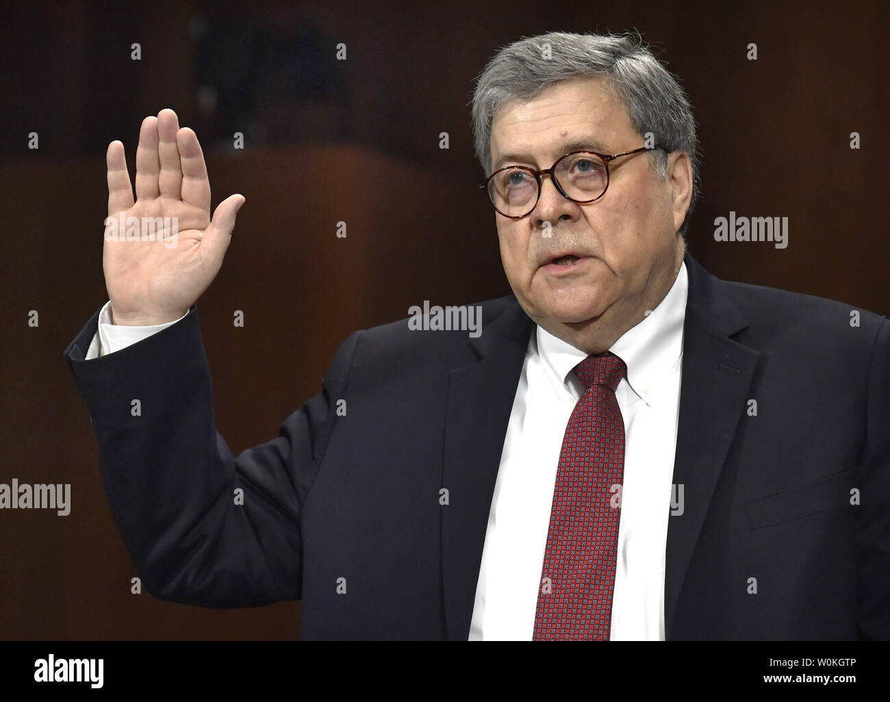 Attorney General William P. Barr alza la mano destra per essere giurato in prima totestifying dinanzi alla commissione giudiziaria del Senato audizioni, sulla Capitol Hill, 1 maggio 2019, a Washington, DC. Il pannello è in cerca in special Counsel Robert S. Mueller nella relazione sulle interferenze russo nel 2016 elezione. Foto di Mike Theiler/UPI Foto Stock