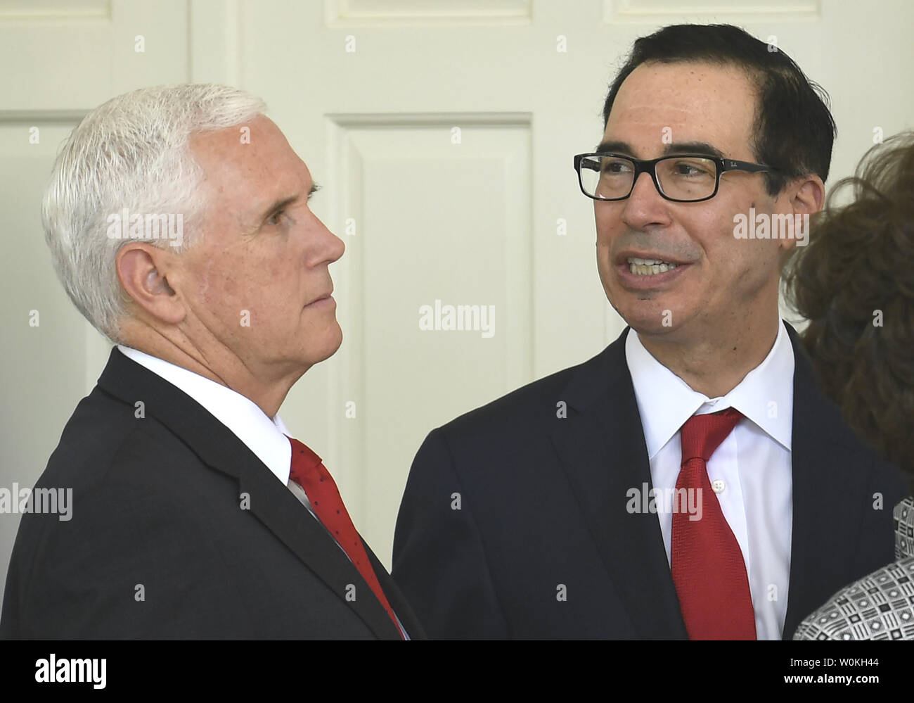 Vice Presidente Mike pence (L) e segretario del Tesoro Steven Mnuchin chat prima di entrare a far parte di una celebrazione del primo anniversario di essere migliore, nel Giardino delle Rose della Casa Bianca, 7 maggio 2019, a Washington, DC. La prima signora di sua iniziativa promuove il benessere, combatte abuso di oppiacei e incoraggia la sicurezza online per i bambini. Foto di Mike Theiler/UPI Foto Stock