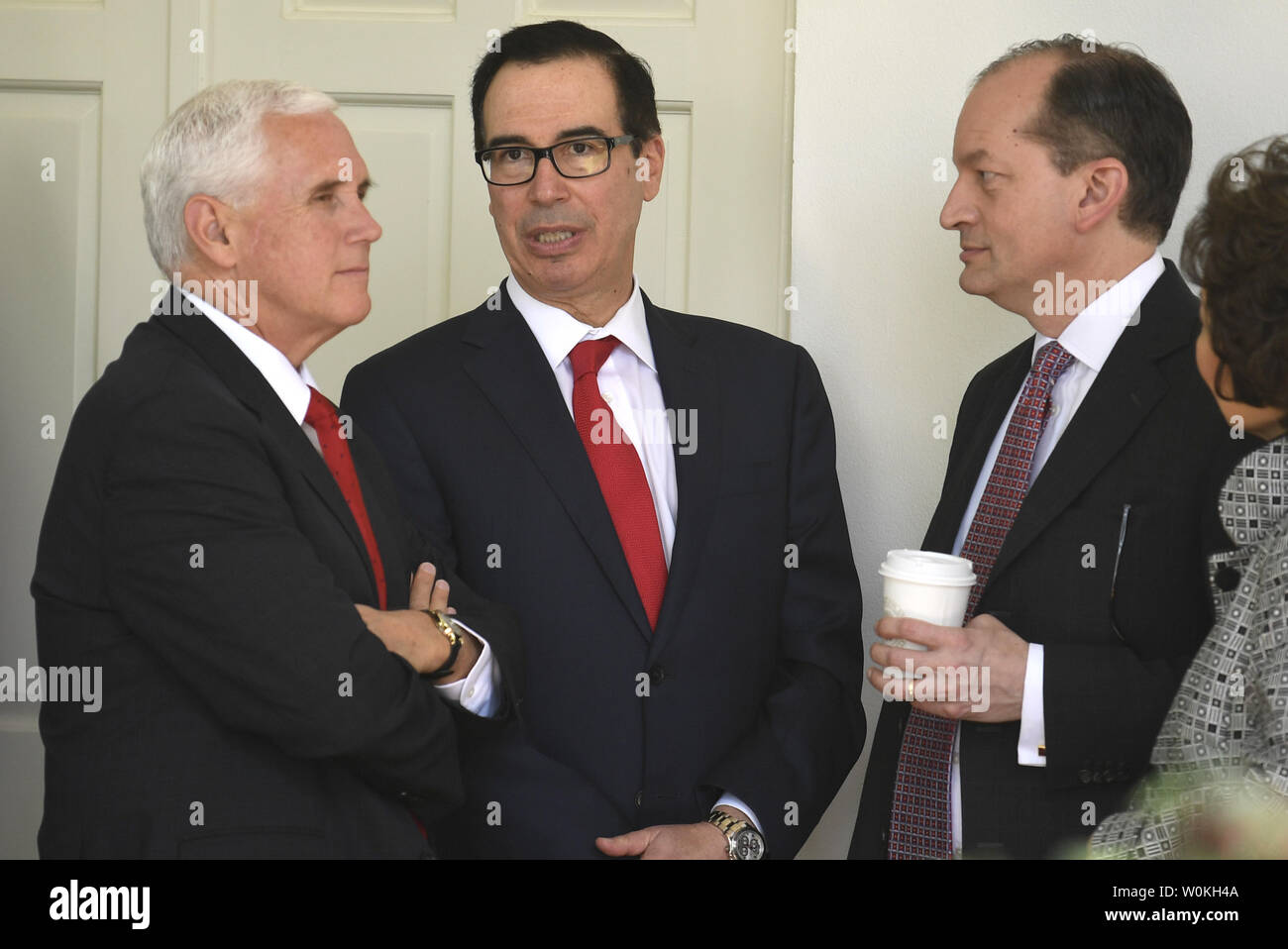 (L-R) Vice Presidente Mike Pence, Segretario del Tesoro Steven Mnuchin e segretario del Lavoro Alexander Acosta chat prima di entrare a far parte di una celebrazione del primo anniversario di essere migliore, nel Giardino delle Rose della Casa Bianca, 7 maggio 2019, a Washington, DC. La prima signora di sua iniziativa promuove il benessere, combatte abuso di oppiacei e incoraggia la sicurezza online per i bambini. Foto di Mike Theiler/UPI Foto Stock