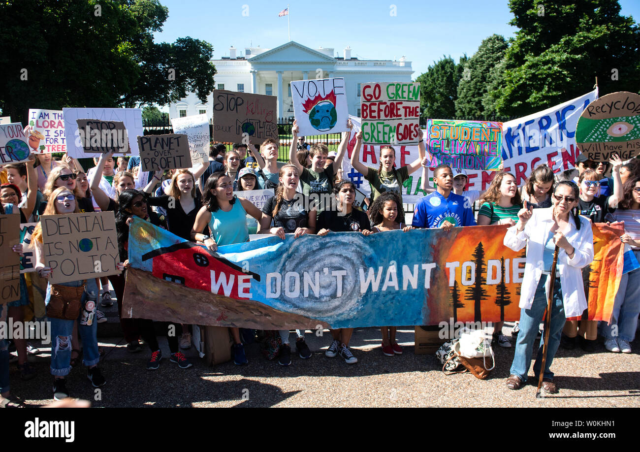 Studenti e attivisti del clima prendere parte alla Casa Bianca clima sciopero contro il riscaldamento globale a Washington D.C. il 24 maggio 2019. Più di un milione di giovani in 110 paesi hanno partecipato a manifestazioni di protesta chiedendo ai legislatori di prendere misure immediate per combattere il cambiamento climatico. Foto di Kevin Dietsch/UPI Foto Stock