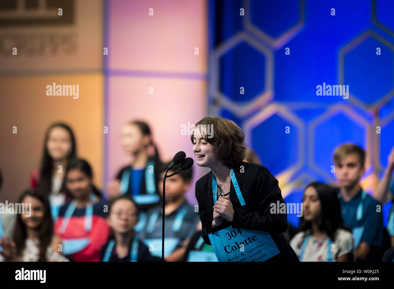 Colette Giezentanner, 12, di Saint Louis, Missouri, partecipa nel round finale di 2019 Scripps National Spelling Bee il 30 maggio 2019 in Oxon Hill, Maryland. Vi sono stati 565 controllo ortografia all'inizio della competizione e ora ci sono 50 rimanenti per il round finale. Questa è la 92ma anno che lo Scripps National Spelling Bee è stato trattenuto. Foto di Pete Marovich/UPI Foto Stock