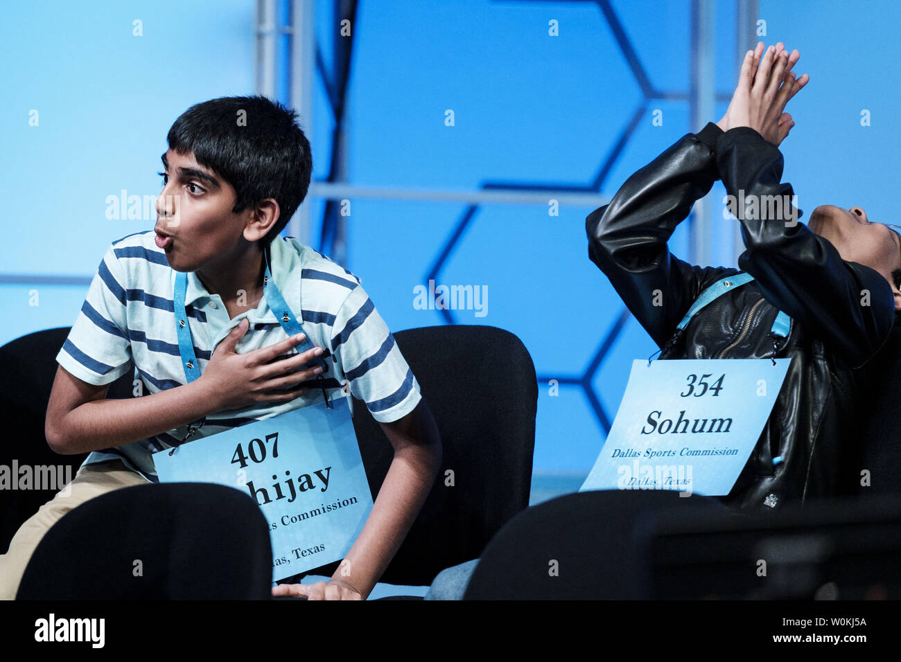 Kodali Abhijay, 12, di Flower Mound, Texas, e Sohum Sukhatankar, 13, di Dallas, Texas, celebrare diventando due di otto 2019 National Spelling Bee co-campioni dopo una finale senza precedenti il 30 maggio 2019 in Oxon Hill, Maryland. Il 20-round finale di durata più di cinque ore quando il pronouncer ufficiale per la Bee ha annunciato che erano fuori delle parole che sfida il restante controllo ortografia. Foto di Pete Marovich/UPI Foto Stock