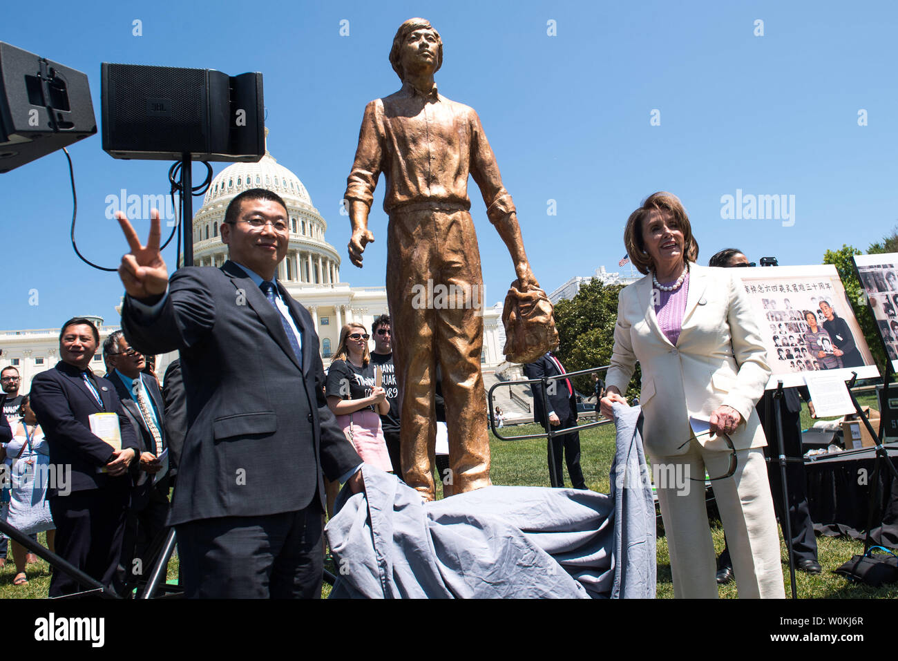 Presidente della Camera Nancy Pelosi, D-CA, sorge accanto al dottor Yang Jianli come esse svelano una statua dedicata a il manifestante che è stato eseguito da un serbatoio nel massacro di piazza Tiananmen durante un evento ricordando il trentesimo anniversario di piazza Tiananmen e per chiedere la fine di presunti diritti umani ingiustizie e il regime comunista in Cina a U.S. Capitol a Washington D.C. il 4 giugno 2019. Foto di Kevin Dietsch/UPI Foto Stock