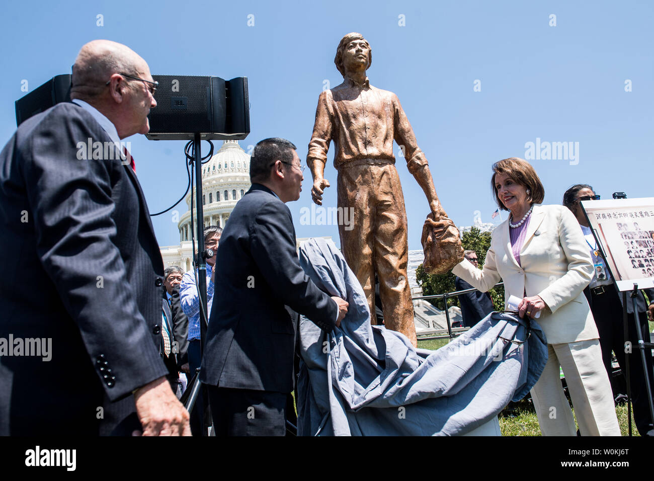 Presidente della Camera Nancy Pelosi, D-CA, sorge accanto al dottor Yang Jianli come esse svelano una statua dedicata a il manifestante che è stato eseguito da un serbatoio nel massacro di piazza Tiananmen durante un evento ricordando il trentesimo anniversario di piazza Tiananmen e per chiedere la fine di presunti diritti umani ingiustizie e il regime comunista in Cina a U.S. Capitol a Washington D.C. il 4 giugno 2019. Foto di Kevin Dietsch/UPI Foto Stock