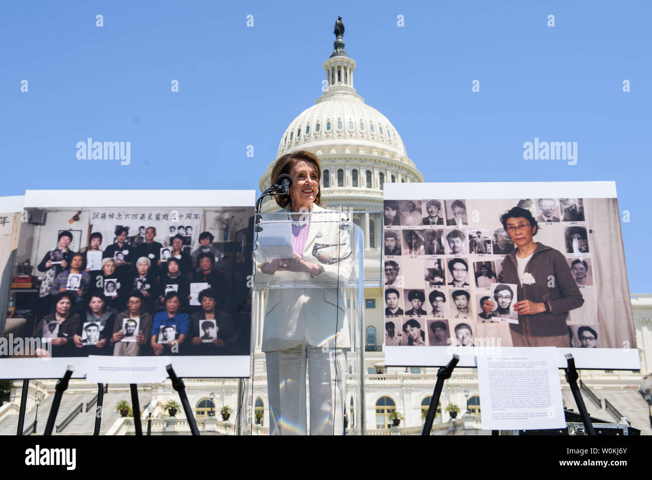 Presidente della Camera Nancy Pelosi, D-CA, offre un commento a un evento a ricordare il trentesimo anniversario di piazza Tiananmen e per chiedere la fine di presunti diritti umani ingiustizie e il regime comunista in Cina a U.S. Capitol a Washington D.C. il 4 giugno 2019. Pelosi ha parlato tra le foto dei superstiti del massacro di piazza Tiananmen. Foto di Kevin Dietsch/UPI Foto Stock