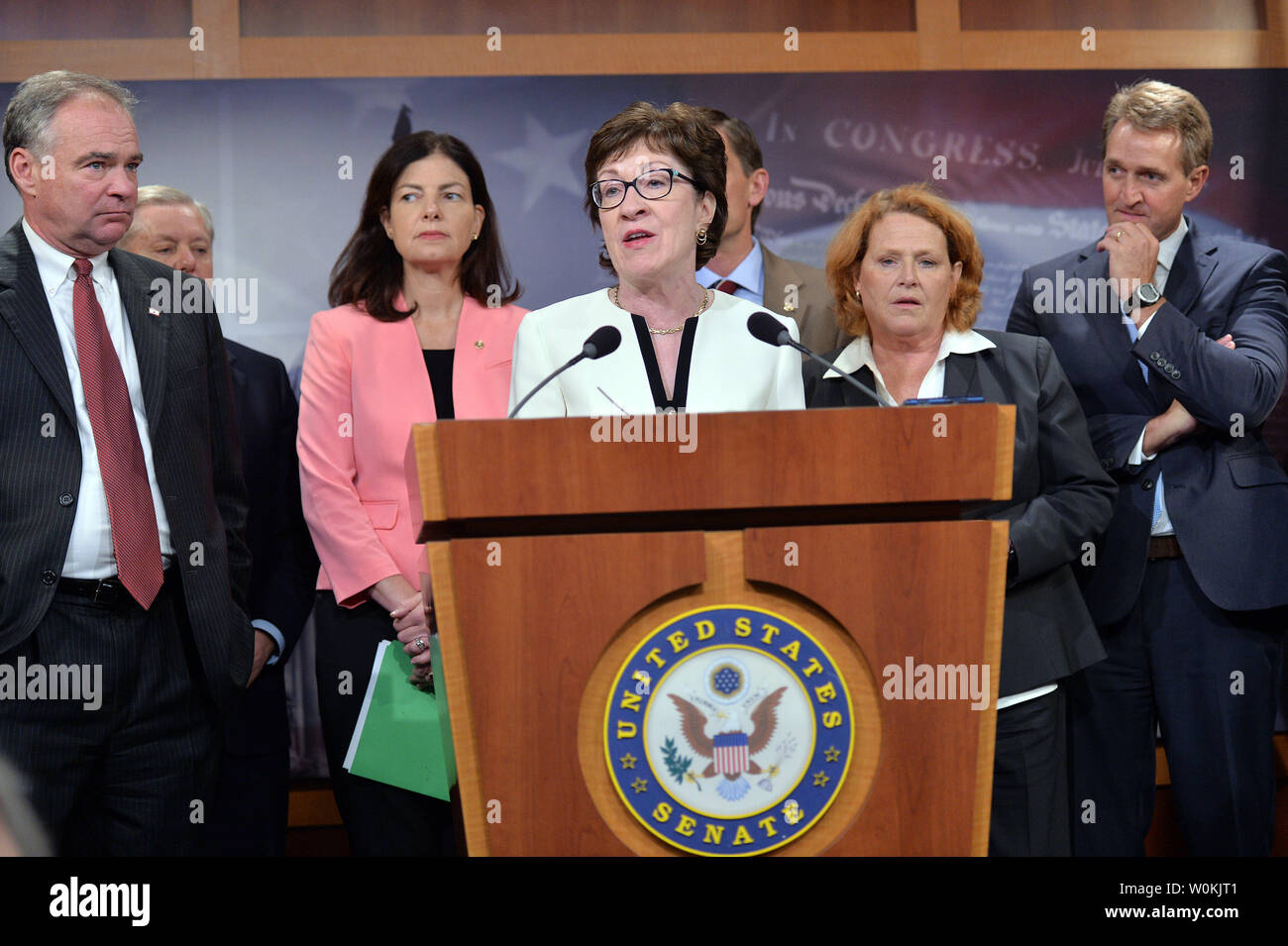 Il Sen. Susan Collins (R-ME), unite da un gruppo bipartisan di senatori, introduce la sua recente proposta di pistola bipartisan legislazione che possa impedire a quelli sulla No Fly lista o elenco Selectee dall'acquisto di armi da fuoco, sulla Capitol Hill a Washington D.C. il 21 giugno 2016. Questa legislazione giunge sulla scia dell'Orlando riprese nightclub dove un pistolero ucciso 49 persone e il ferimento di altri. Foto di Kevin Dietsch/UPI Foto Stock