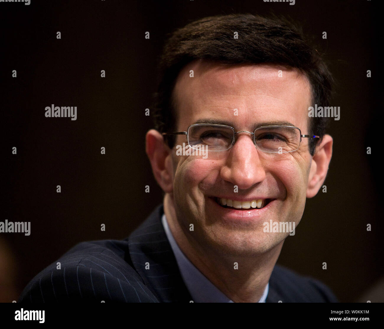 Peter Orszag (R), il candidato designato a essere Direttore dell Ufficio di gestione e bilancio, parla con il Sen. Ben Cardin (D-MD) e Sen. Bernie Sander (I-VT) prima testimonianza alla sua audizione di conferma prima del senato comitato di bilancio sul Campidoglio di Washington il 13 gennaio 2009. (UPI foto/David Brody) Foto Stock