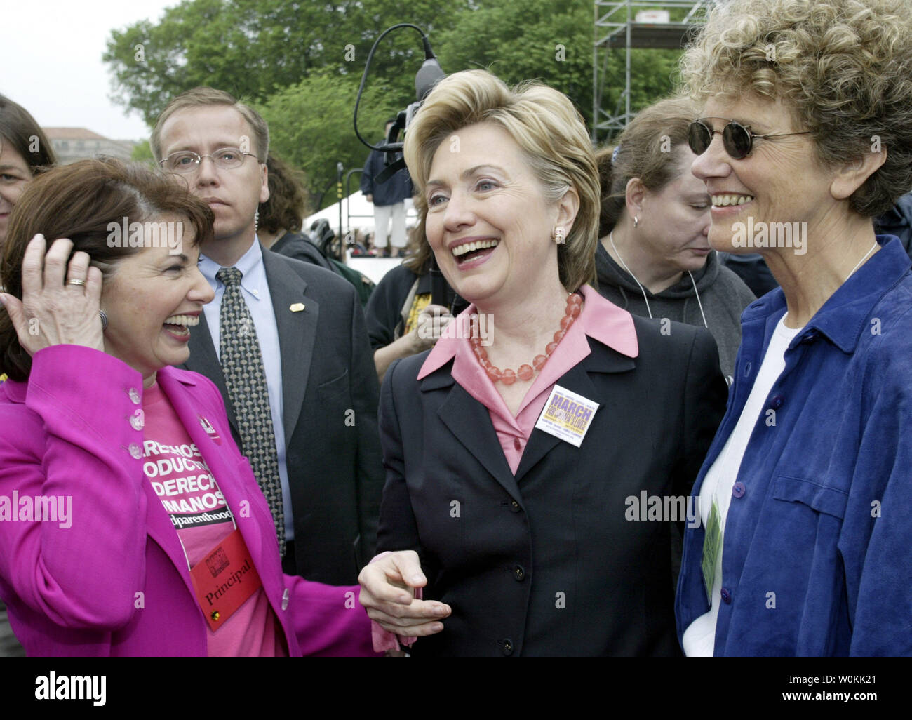 Hillary Clinton sorride dopo la sua parola per la Marcia per la vita delle donne sul Mall di Washington, 25 aprile 2004. (UPI foto/Yuri Gripas) Foto Stock