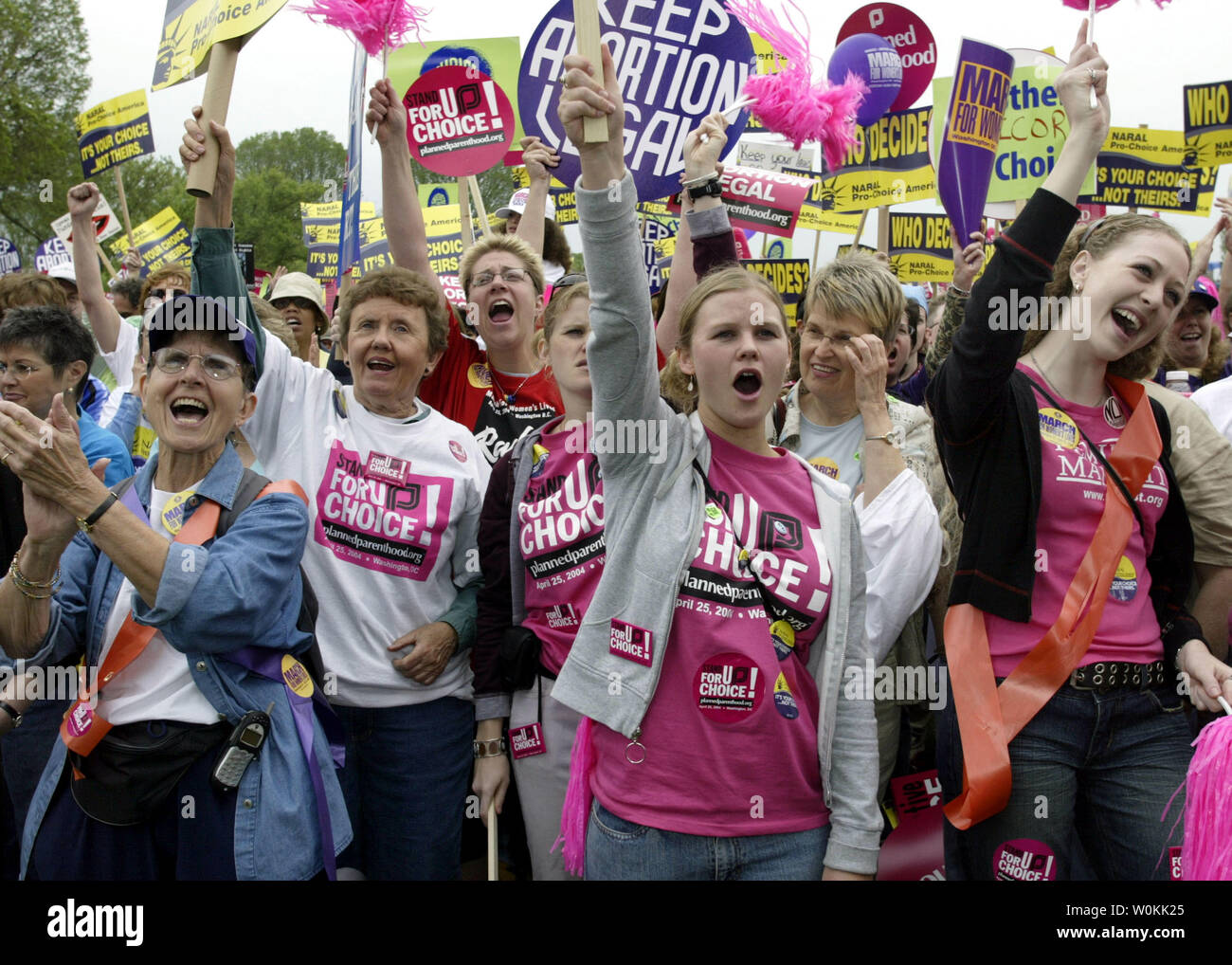 Migliaia di sostenitori della libera scelta prendere parte alla Marcia per la vita delle donne sul Mall di Washington, 25 aprile 2004.(UPI foto/Yuri Gripas) Foto Stock