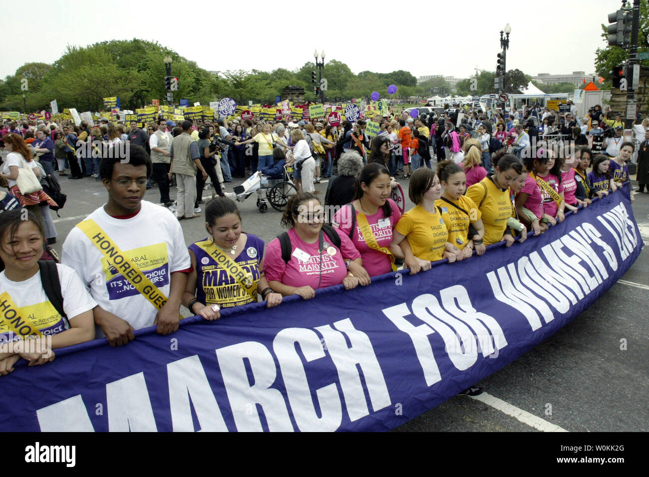 Migliaia di sostenitori della libera scelta prendere parte alla Marcia per la vita delle donne sul Mall di Washington, 25 aprile 2004. (UPI foto/Yuri Gripas) Foto Stock