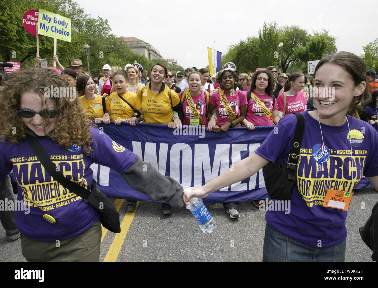 Migliaia di sostenitori della libera scelta prendere parte alla Marcia per la vita delle donne sul Mall di Washington, 25 aprile 2004. (UPI foto/Yuri Gripas) Foto Stock