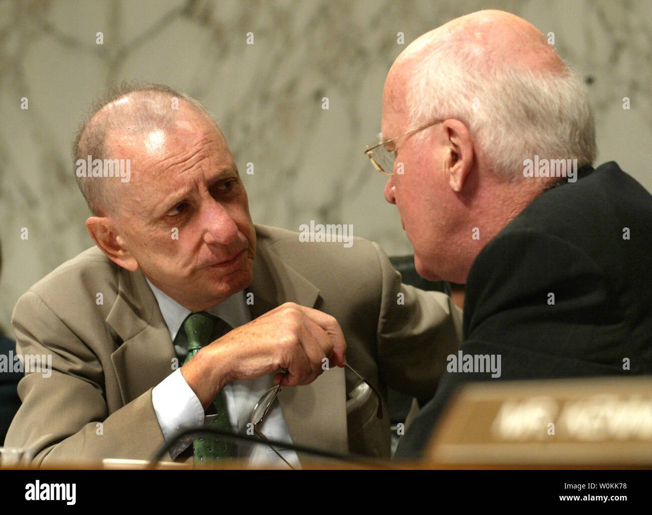 Commissione giudiziaria membri Sen. Arlen spettro (R-PA) (L) e il Sen. John Leahy (D-VT) chat durante la U.S. Capo della giustizia Giudice Designato John Roberts' testimonianza dinanzi alla commissione giudiziaria del Senato durante il quarto giorno della sua conferma audizione del Campidoglio di Washington il 7 settembre 15, 2005. (UPI foto/Yuri Gripas) Foto Stock