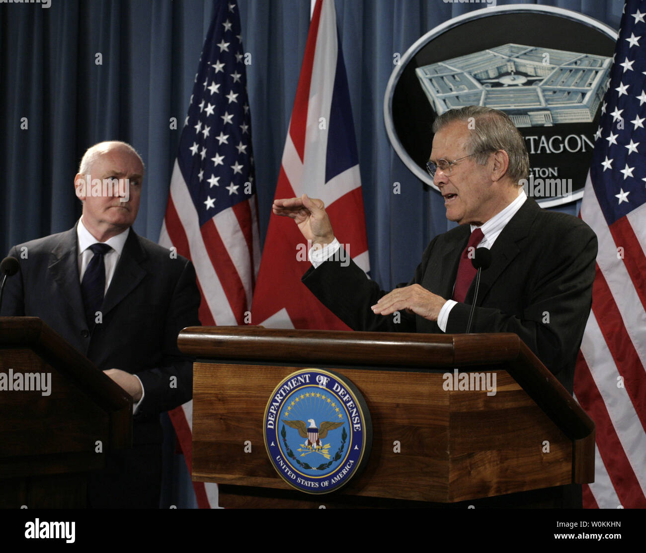 Stati Uniti Il Segretario della Difesa Donald Rumsfeld (R) parla ad una conferenza stampa congiunta con British il Segretario della Difesa John Reid dopo il loro incontro al Pentagono a Washington il 6 marzo 2006. (UPI foto/Yuri Gripas) Foto Stock