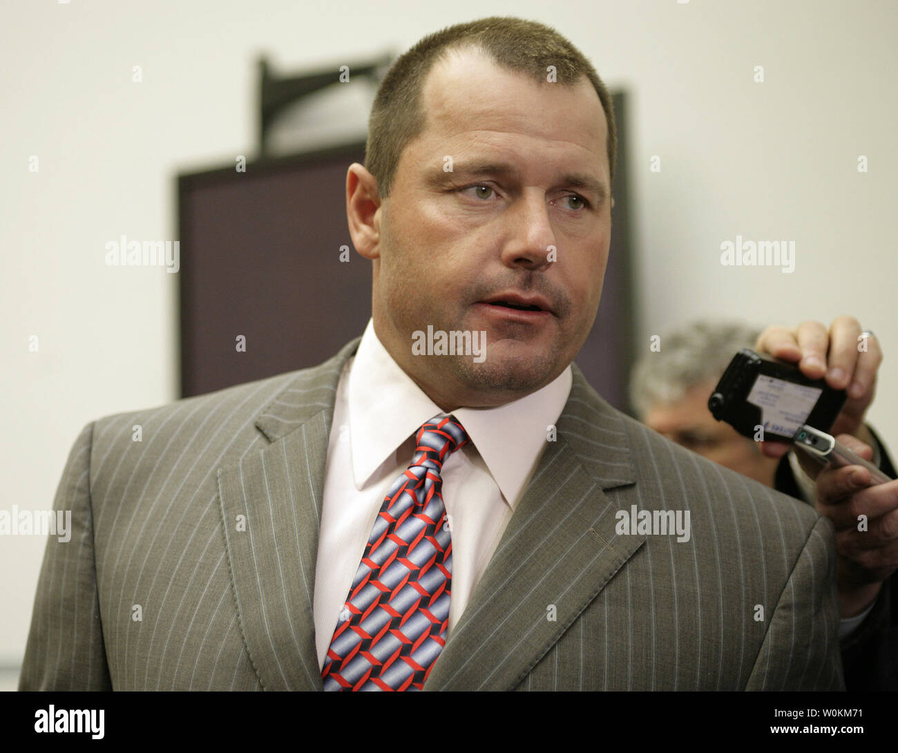 New York Yankees lanciatore Roger Clemens (C) parla ai giornalisti dopo la consegna di una deposizione su accuse di steroide prima di una casa di supervisione e il governo di riforma Comitato sulla Capitol Hill a Washington il 5 febbraio 2008. Clemens è stato tra i membri della Lega Maggiore di Baseball che sarebbero stati riportati di utilizzo di steroidi o prestazioni di altri farmaci per il potenziamento in ex senatore George Mitchell's relazione. (UPI foto/Yuri Gripas) Foto Stock