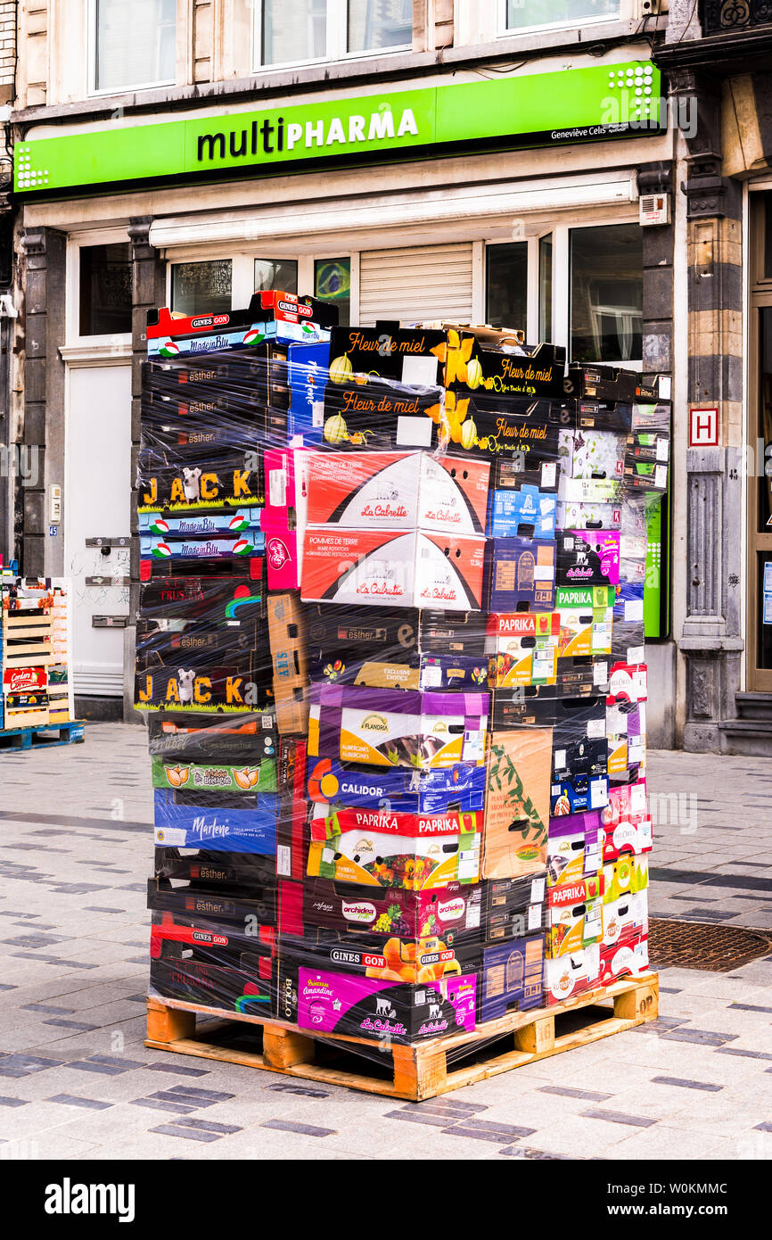 Frutta e cartoni di vegetali sulla tavolozza in Saint-Gilles piazza del mercato - Bruxelles, Belgio. Foto Stock