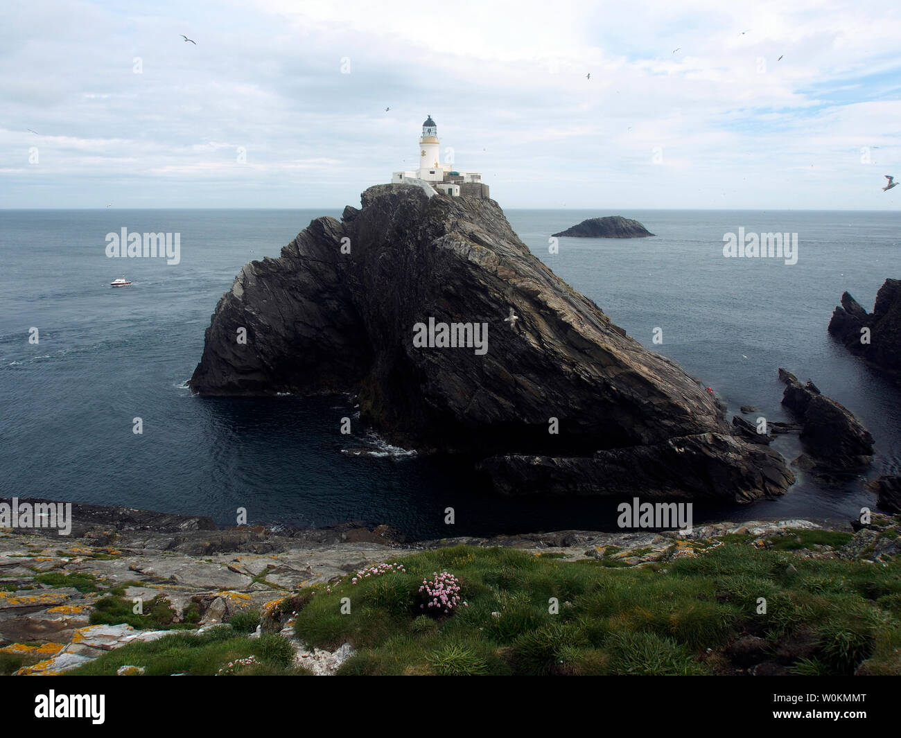 Faro, sindrome di Muckle Flugga, Shetland dalla scogliera skerry. Più a nord la parte delle Isole Britanniche. Foto Stock
