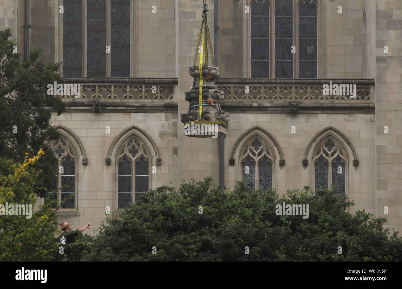 Una gru tiene premuto il danneggiato .porzioni superiori del sud-est grand pinnacle della Cattedrale Nazionale di Washington il 13 ottobre 2011. La torre centrale pinnacoli che sono state danneggiate dalla grandezza 5.8 scossa di terremoto che ha colpito la costa orientale il 23 agosto. UPI/Yuri Gripas. Foto Stock