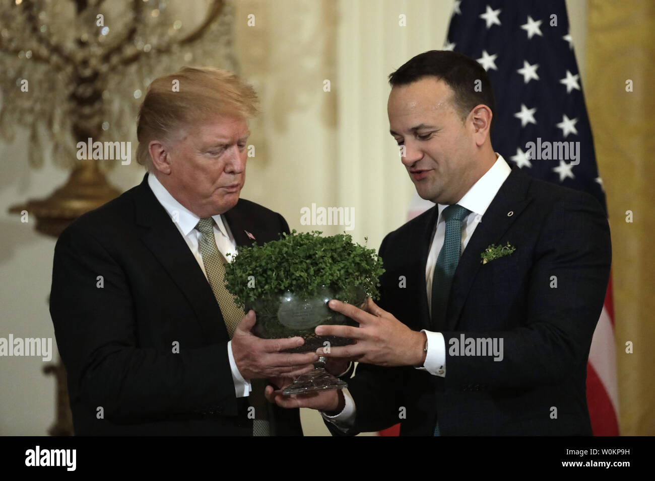 Stati Uniti Presidente Donald Trump (L) riceve il Shamrock Bowl dal Ministro dell'Irlanda Leo Varadkar durante un evento di presentazione presso la Casa Bianca a Washington il 14 marzo 2019. Foto di Yuri Gripas/UPI. Foto Stock