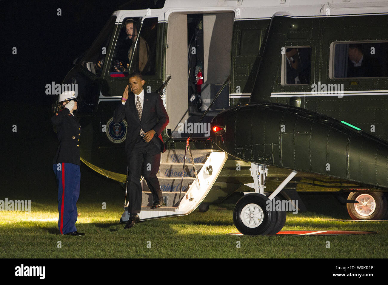25 Ottobre 2012 - Washington, D.C. - Il Presidente Barack Obama passeggiate attraverso il South Lawn della casa bianca dopo il ritorno a casa da una serie di eventi della campagna in tutto il paese. Photo credit: Kristoffer Tripplaar/ Sipa premere Foto Stock