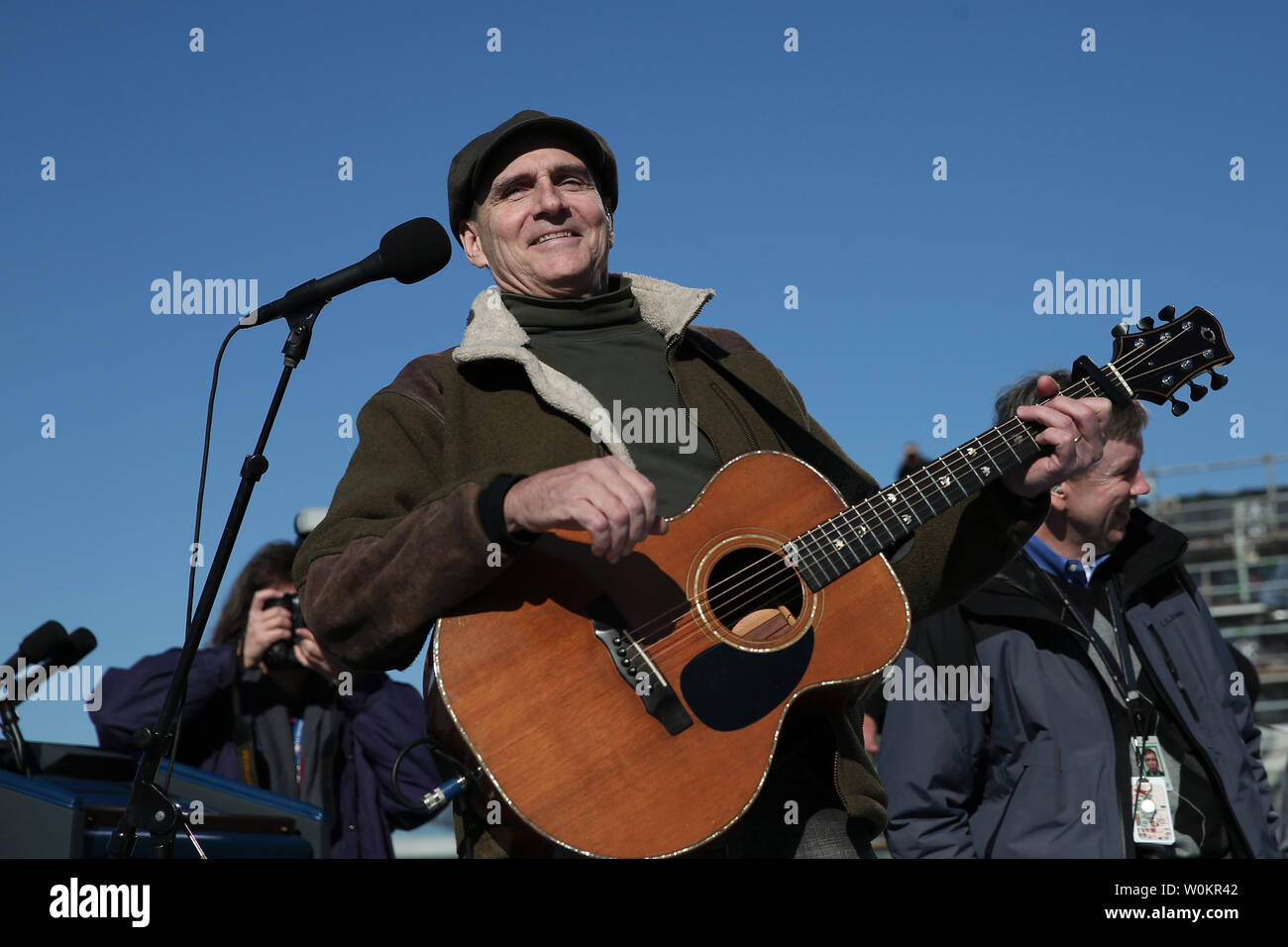 WASHINGTON, DC - 20 gennaio: un microfono si erge su un podio sul west Capitol piattaforma dove il Presidente Barack Obama terrà il giuramento di ufficio durante la sua seconda inaugurazione il 20 gennaio 2013 a Washington D.C. I preparativi sono proseguiti davanti a lunedì l'evento storico, che attirano di più di mezzo milione di persone. UPI/Win McNamee PISCINA Foto Stock