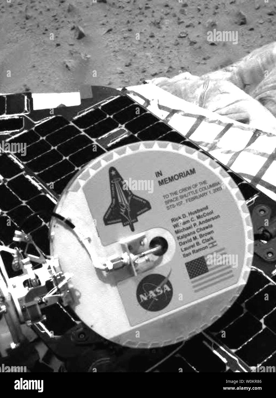 Una lapide che ricorda gli astronauti morti nel tragico incidente dello Space Shuttle Columbia è montato sul retro del Mars Exploration Rover Spirit di antenna ad alto guadagno. La lapide fu progettato da Mars Exploration Rover ingegneri. Gli astronauti sono onorato anche dal nuovo nome di rover sito di atterraggio, il Columbia Memorial Station. Questa immagine è stata scattata dalla fotocamera di navigazione su Spirit su Marte. (UPI foto/NASA/JPL) Foto Stock