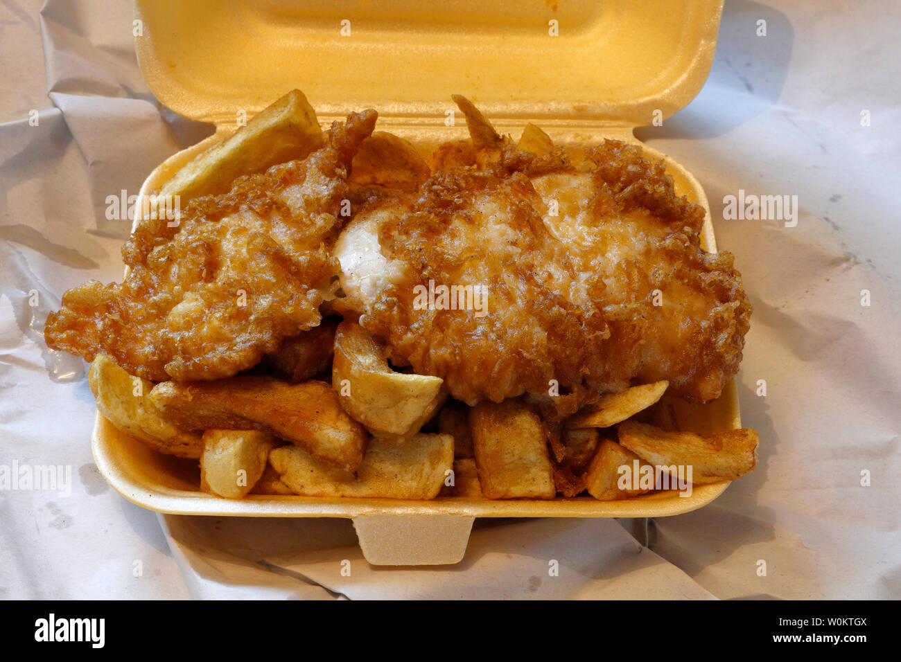Pesce e patatine fritte su un vassoio di plastica Foto Stock