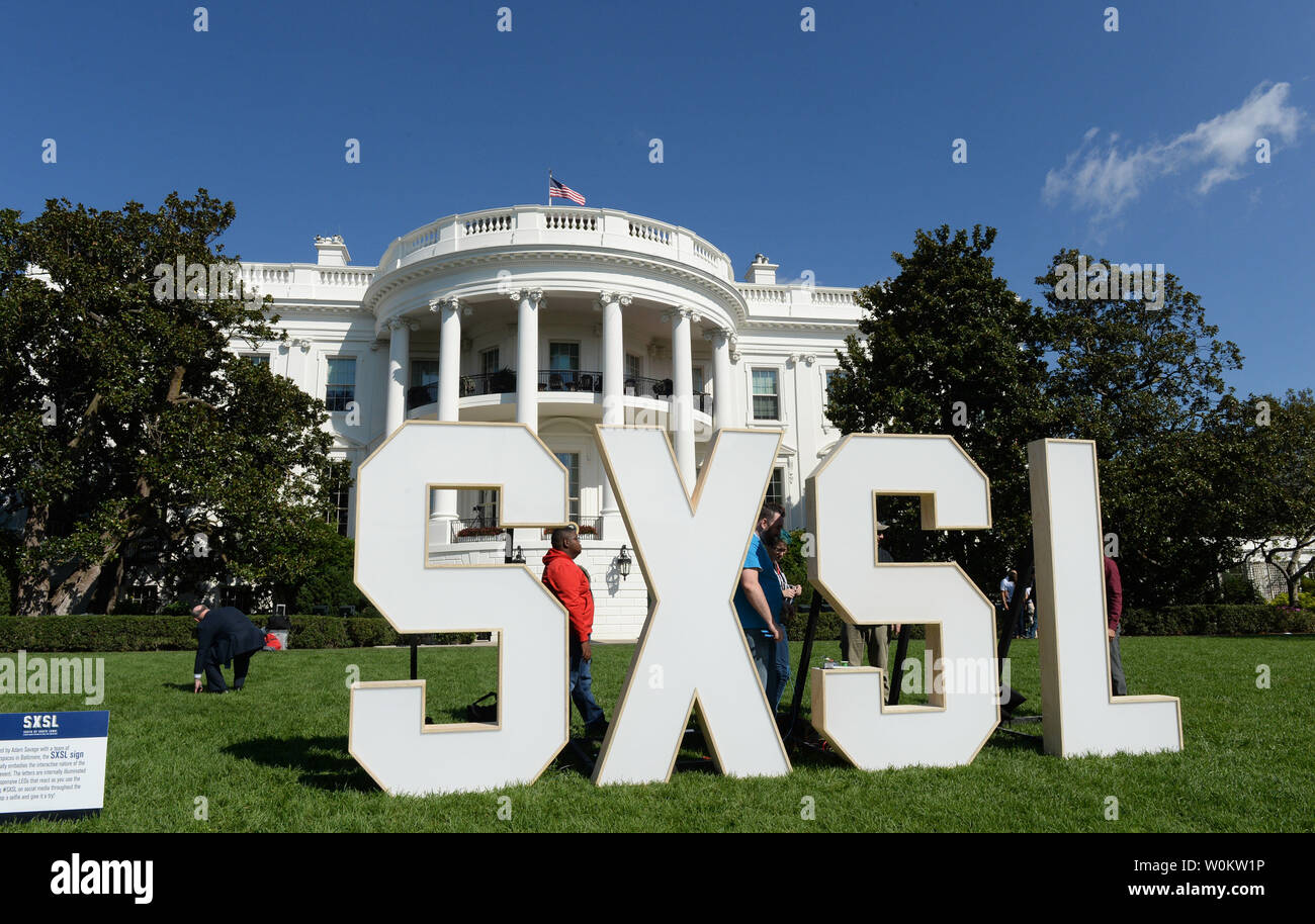 Il Sud da South Lawn logo SXSL poggia sul prato Sud della Casa Bianca di Washington il 3 ottobre 2016. Stati Uniti Il presidente Barack Obama sta ospitando il Sud da South Lawn caso tutto il giorno per portare le menti più brillanti a Washington per discutere delle nuove opportunità indotte dalle nuove tecnologie. Foto di Pat Benic/UPI Foto Stock