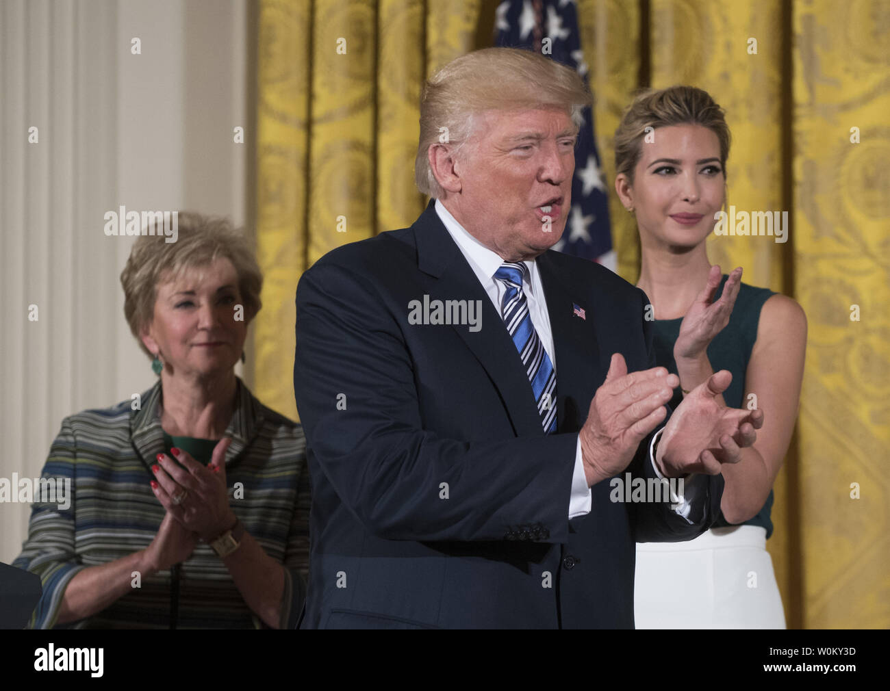 Stati Uniti Presidente Donald Trump e sua figlia Ivanka applaudire durante un piccolo evento aziendale nella Sala Est della Casa Bianca di Washington il 1 agosto 2017. Il presidente, Ivanka Trump e Small Business Administrator Linda McMahon ha ospitato un forum con i proprietari di piccole imprese per aiutarle nell'economia attuale. Foto di Pat Benic/UPI Foto Stock