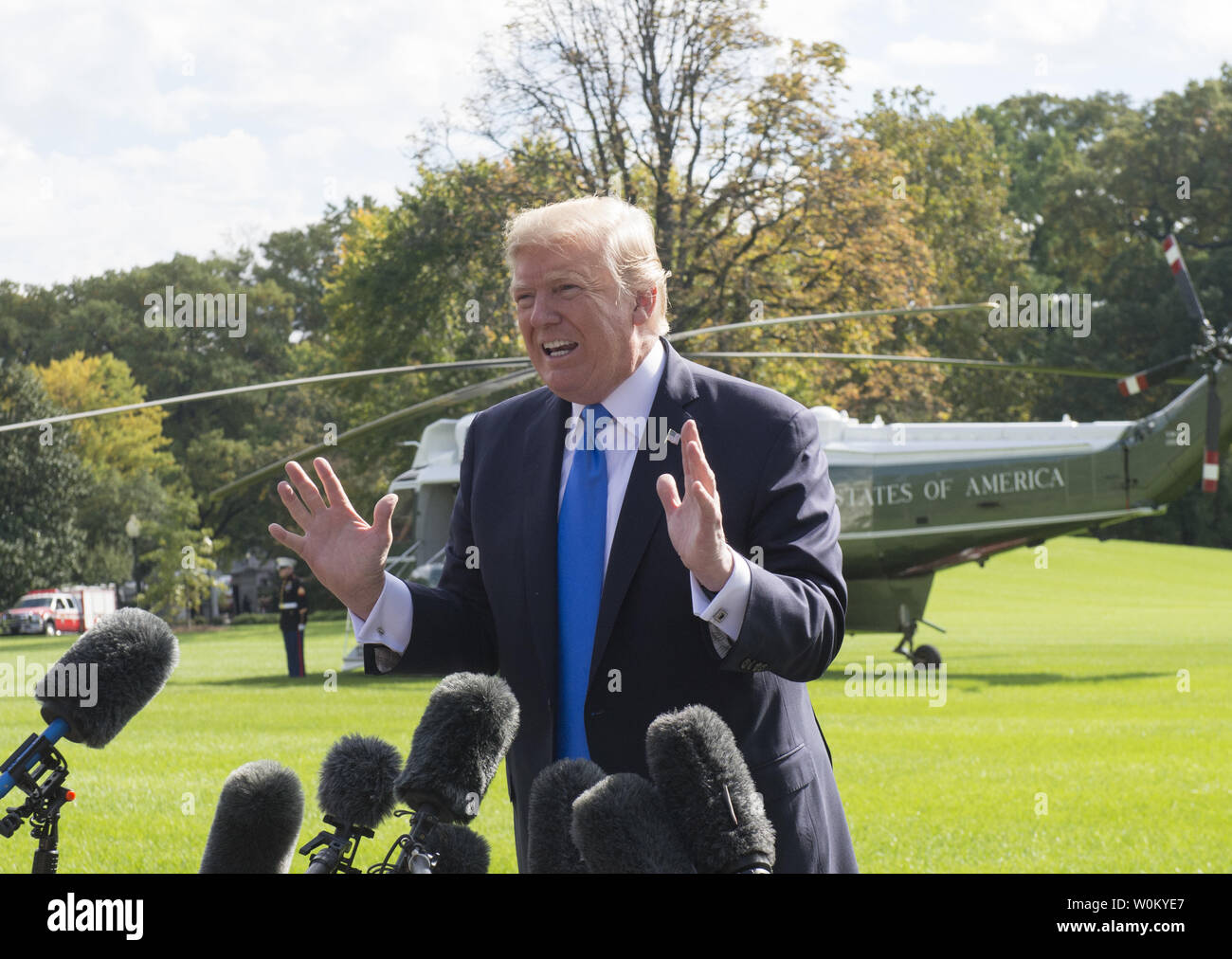 Stati Uniti Presidente Donald Trump risponde ad una domanda ai giornalisti durante una improvvisata conferenza stampa sulla South Lawn come egli cammina dall'Ufficio ovale a Marina Uno di partire per la Casa Bianca a Washington DC, il 25 ottobre 2017. Il presidente ha risposto a una vasta gamma di domande e sarà in visita in Texas oggi. Foto di Pat Benic/UPI Foto Stock