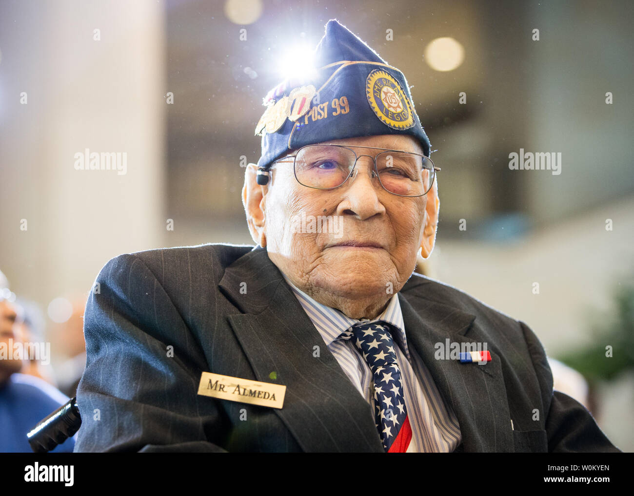 Celestino Almeda, un filippino II Guerra Mondiale Veterani, si siede prima a Congressional Gold Medal per onorare i veterani filippino della II Guerra Mondiale per il loro servizio e sacrificio durante la guerra nel corso di una cerimonia al Campidoglio di Washington il 25 ottobre 2017. La medaglia è il più alto premio civile e viene presentato dopo una lunga lotta per il riconoscimento del servizio di 260.000 filippini che hanno combattuto per gli Stati Uniti da oltre 75 anni fa. Foto di Erin Schaff/UPI Foto Stock